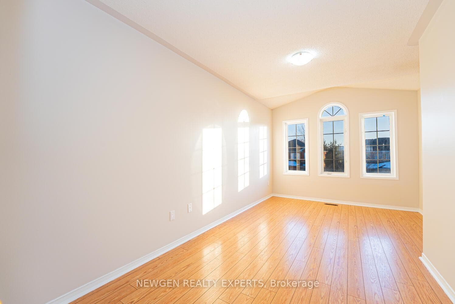 23 Whiteface Crescent photo 37