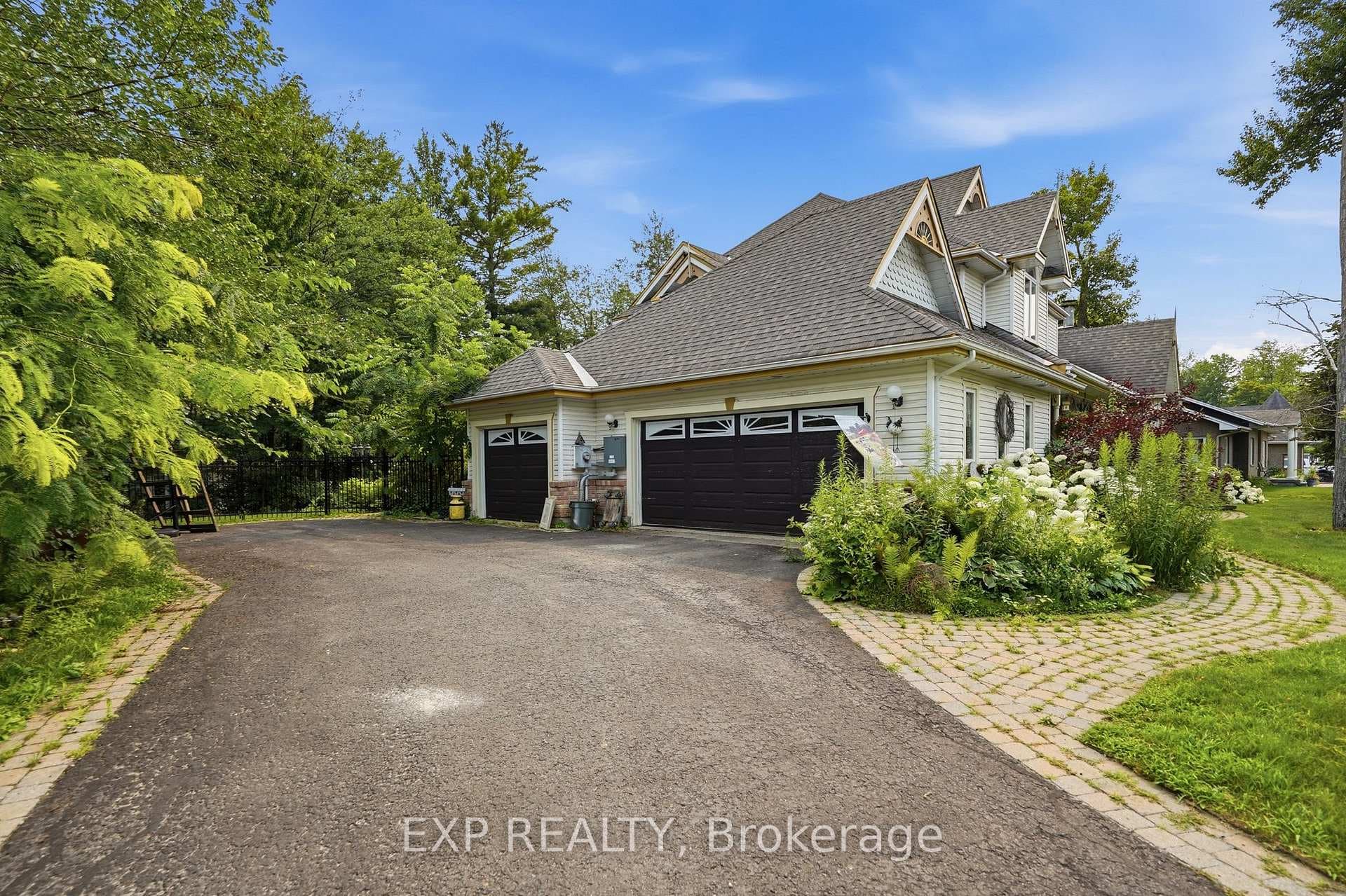 1259 RANDBORO Crescent photo 3