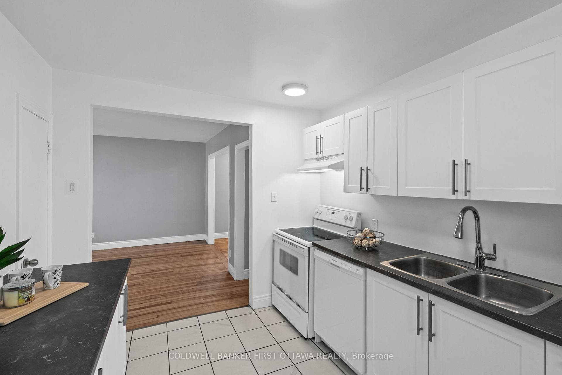Deep dbl sink & all white appliances to match!