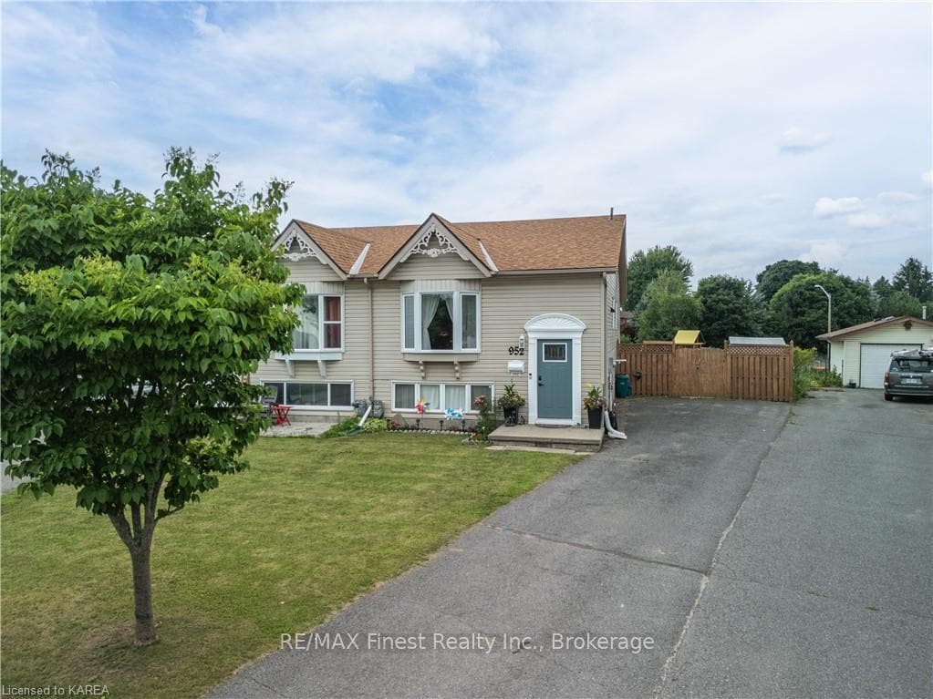 952 UXBRIDGE Crescent photo 1
