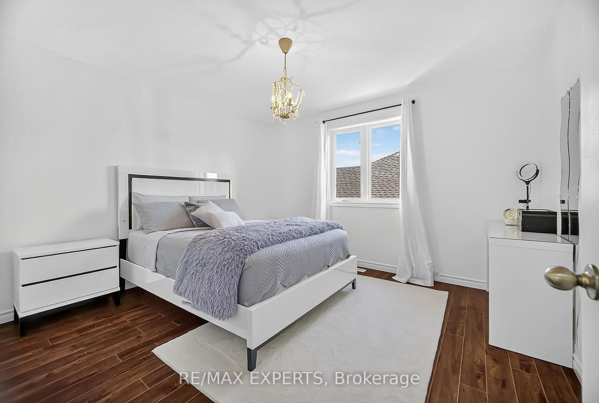 936 Talisman Crescent photo 18