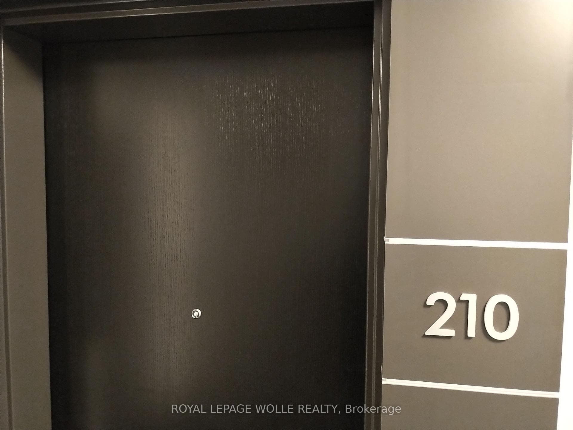 399 Queen Street Unit 210 photo 4