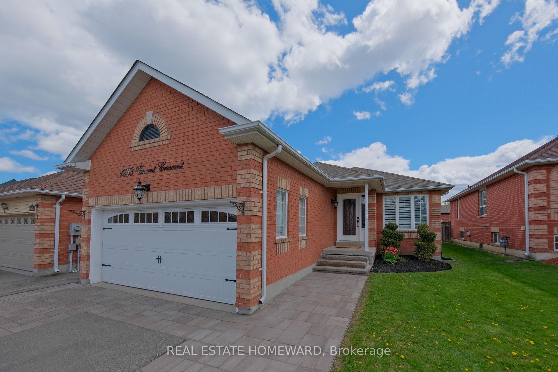1283 Vincent Crescent photo 2