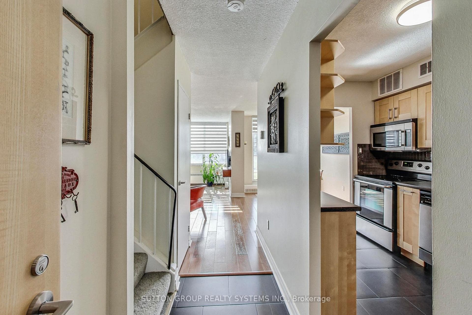 Foyer & Kitchen