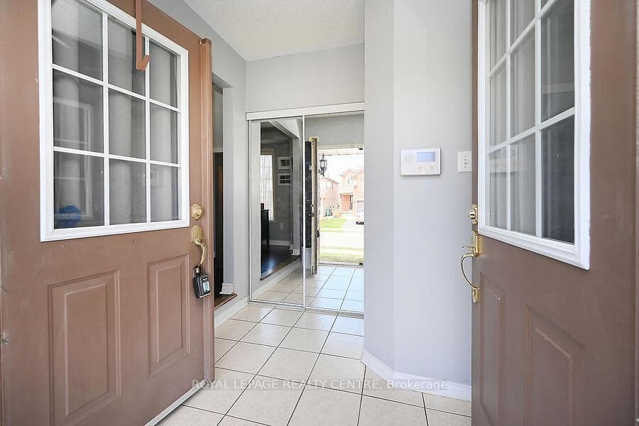 3 Lake Louise Drive photo 3
