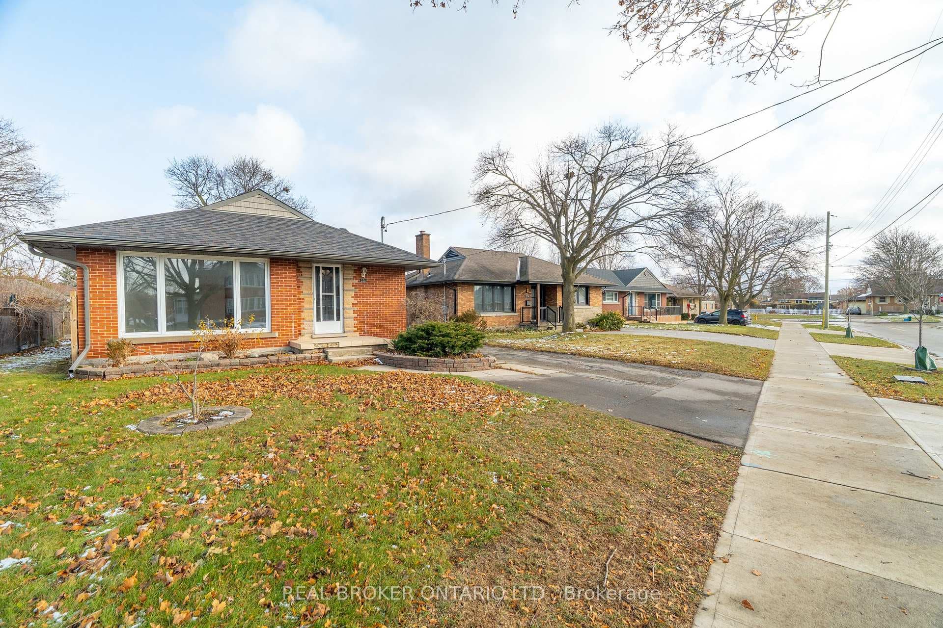 220 Bruce Street photo 3