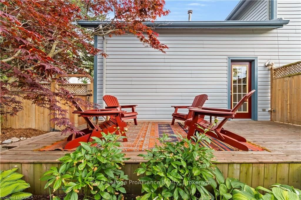 93 MOWAT Avenue photo 29