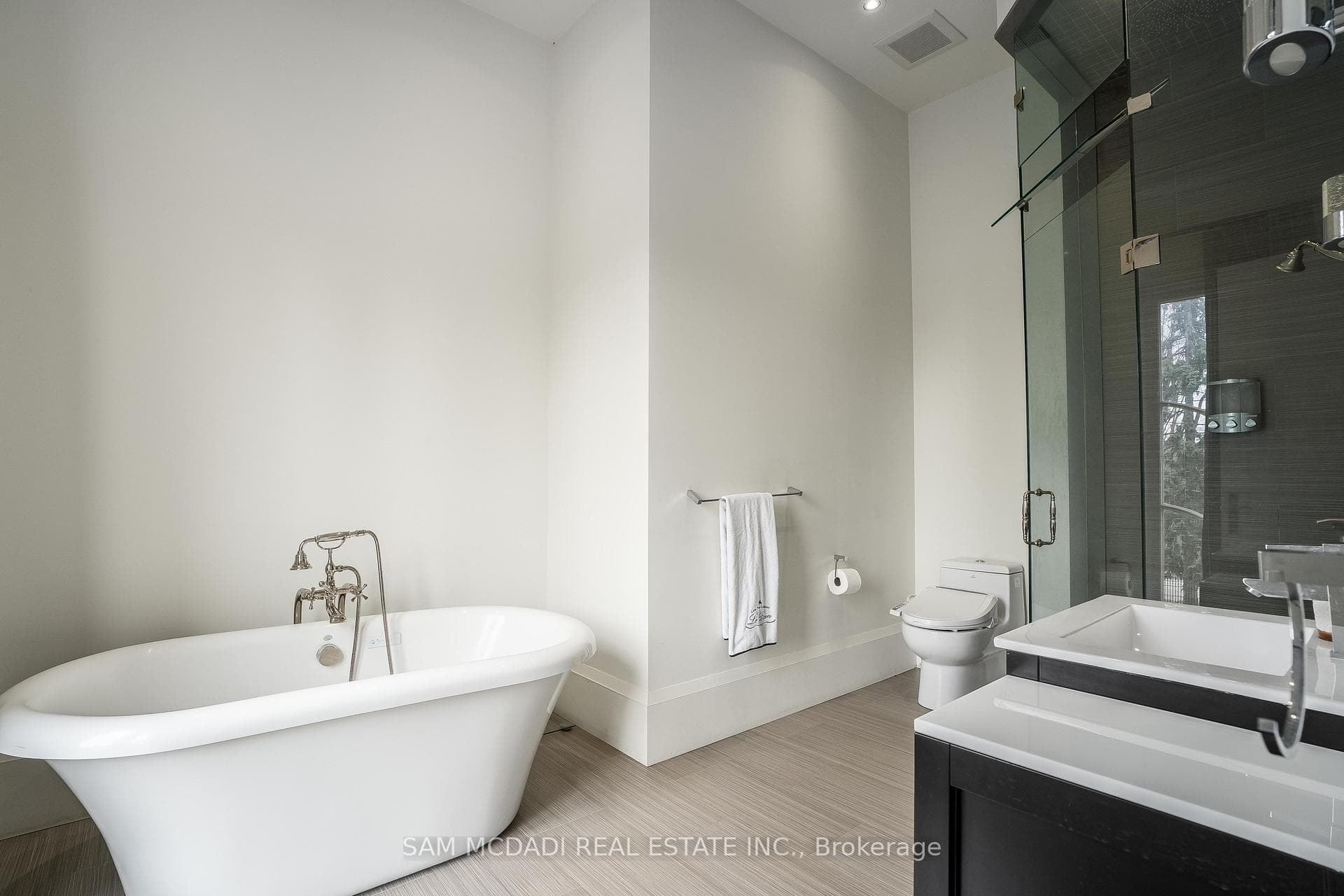2275 Doulton Drive photo 29