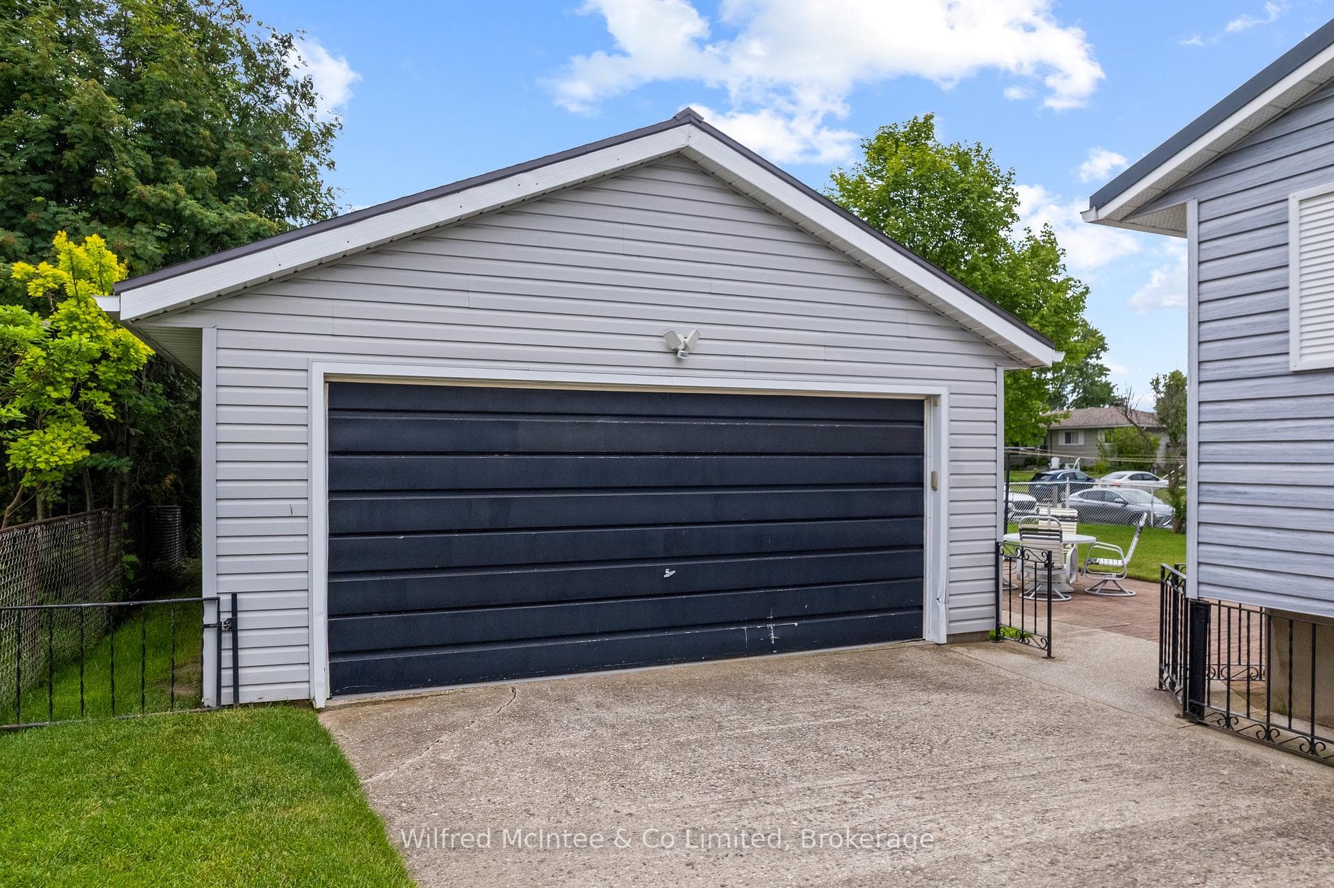 455 Bruce Street photo 42