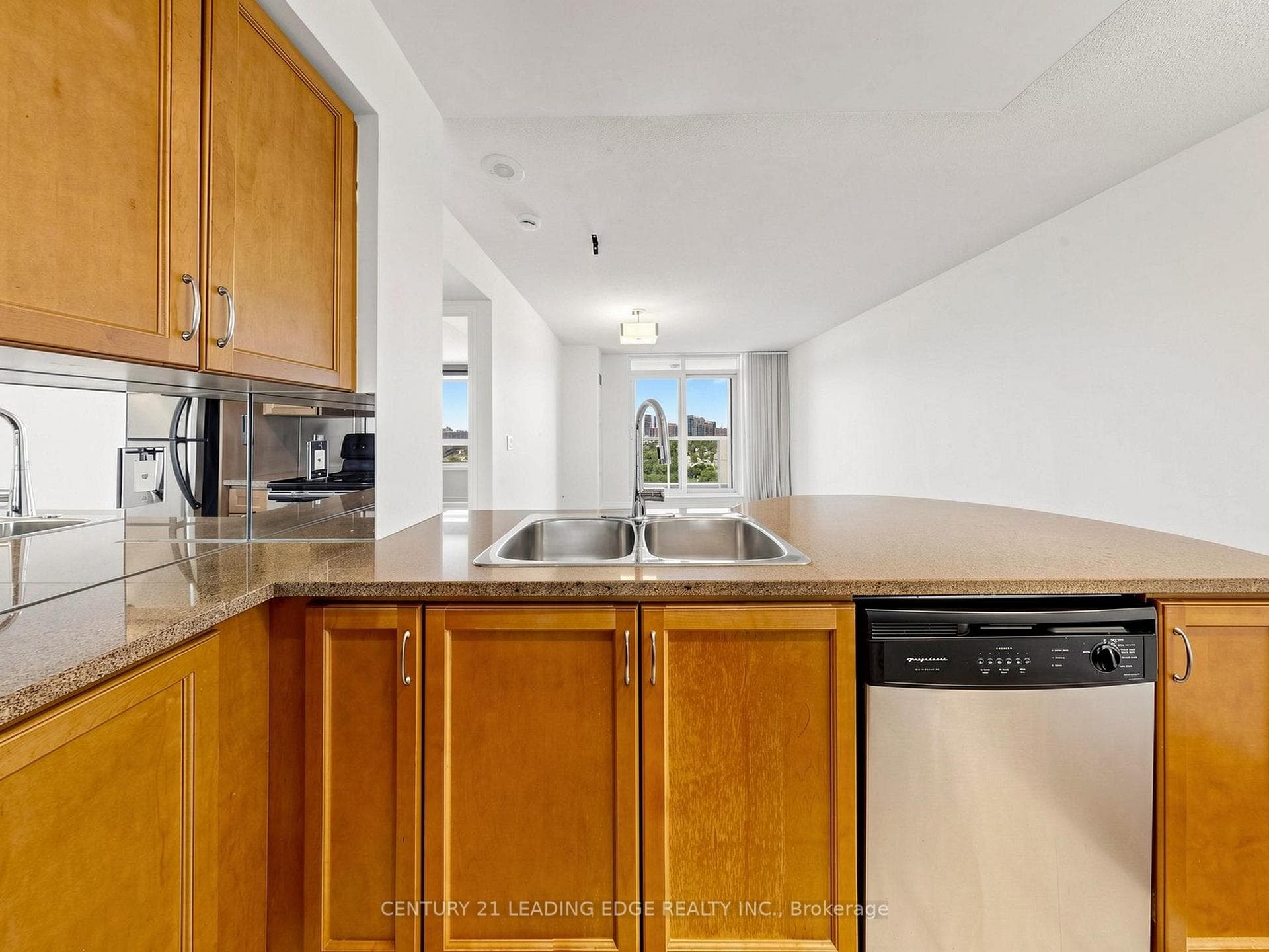 18 Kenaston Garden Unit 1601 photo 11
