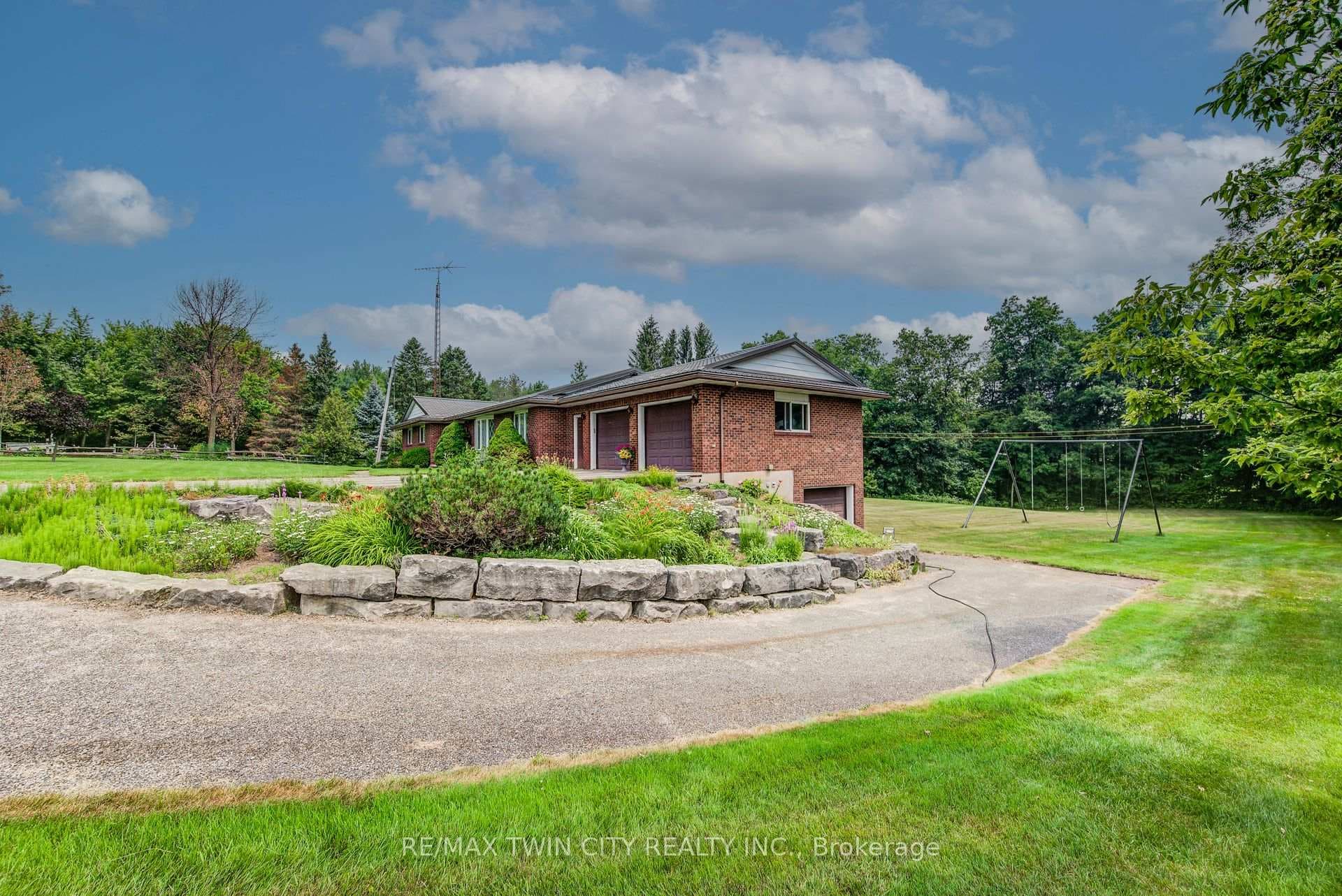 1177 Perth Street photo 2