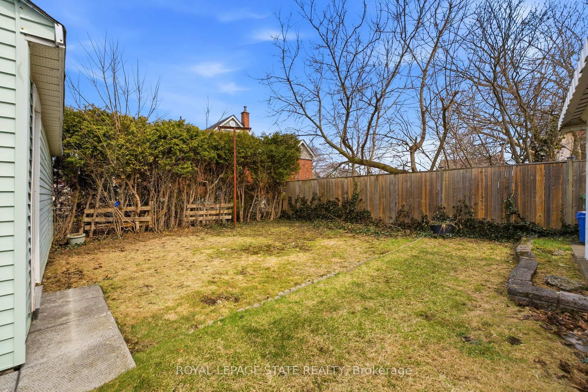 957 Queensdale Avenue photo 25