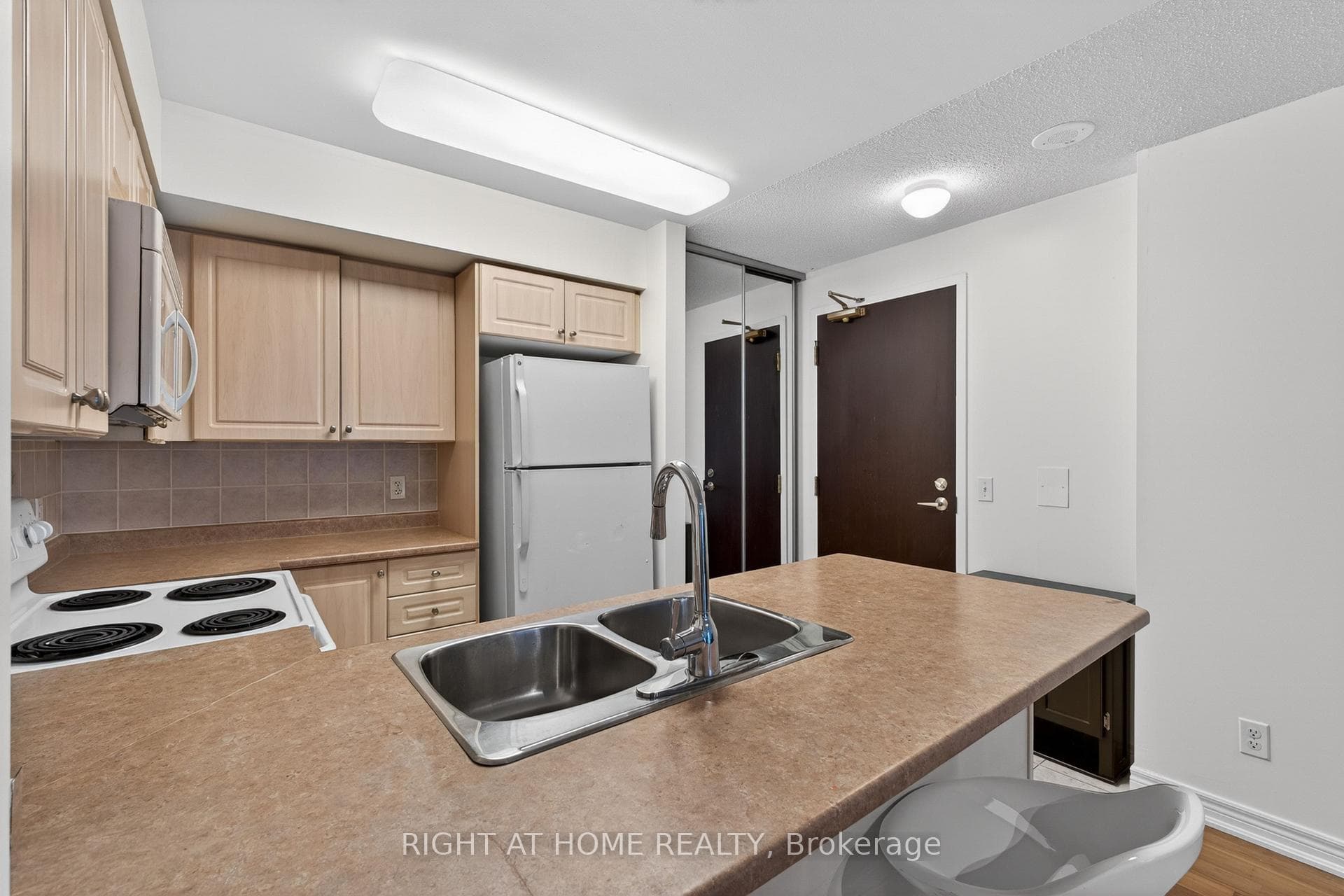 30 Grand Trunk Crescent Unit 1607 photo 8