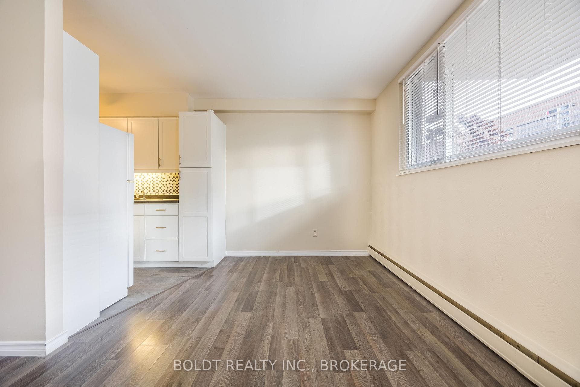 450 Carlton Street Unit 6 photo 6