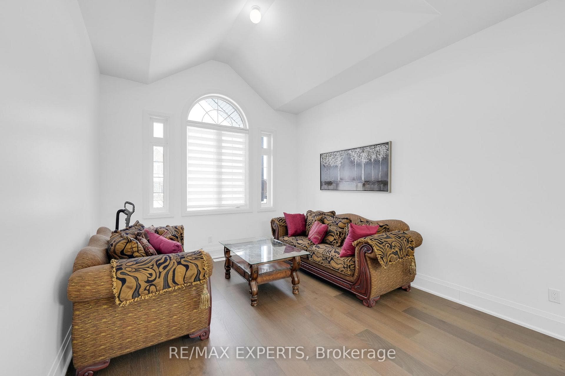 9 Wood Crescent photo 15