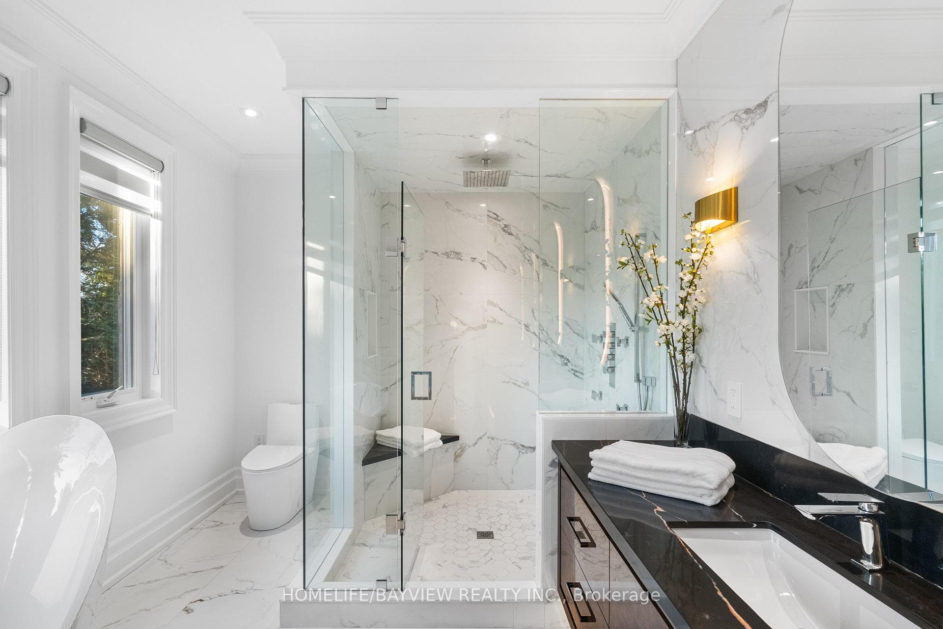 Master bedroom en suite