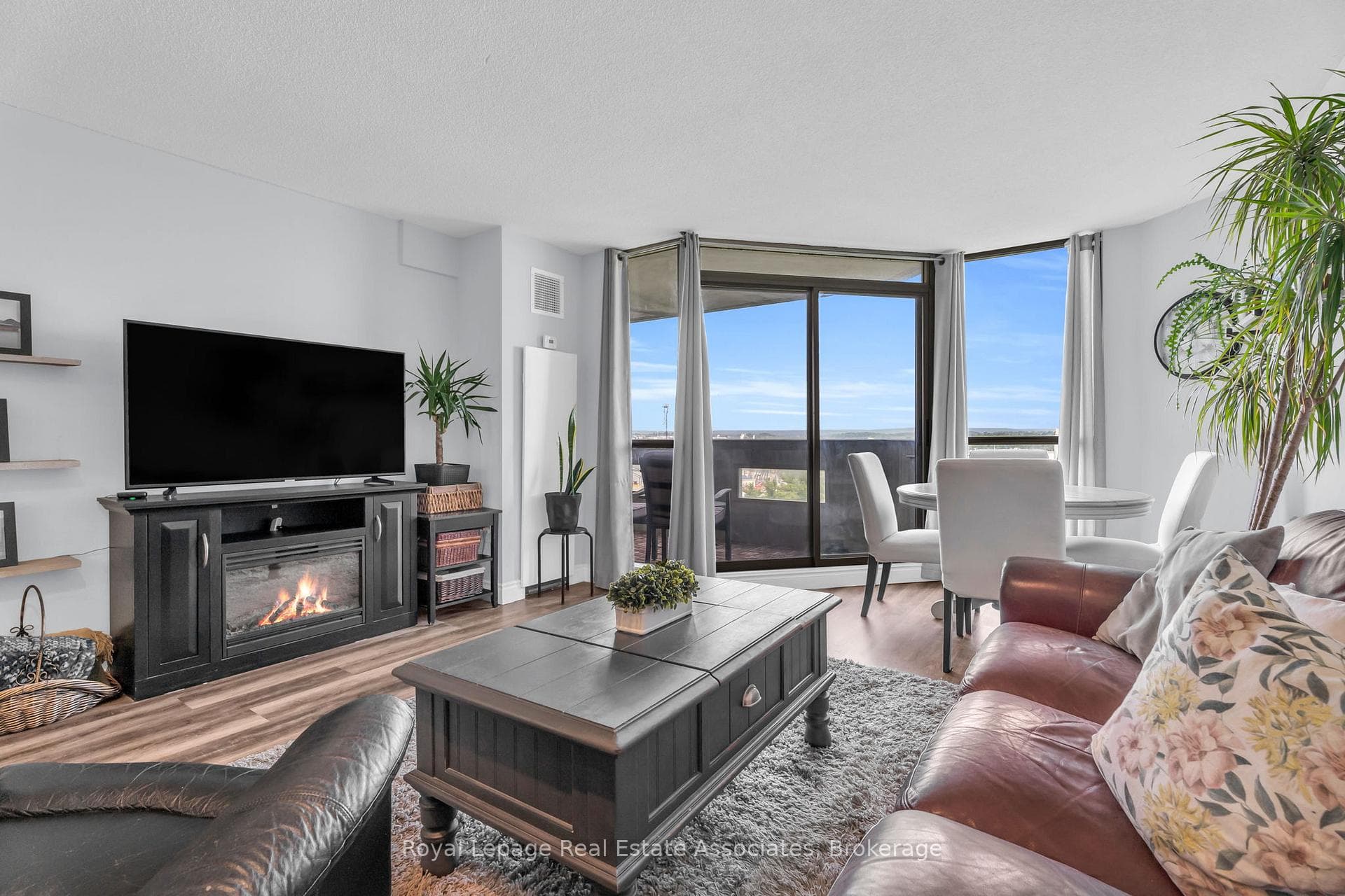 Living Room/Dining Area