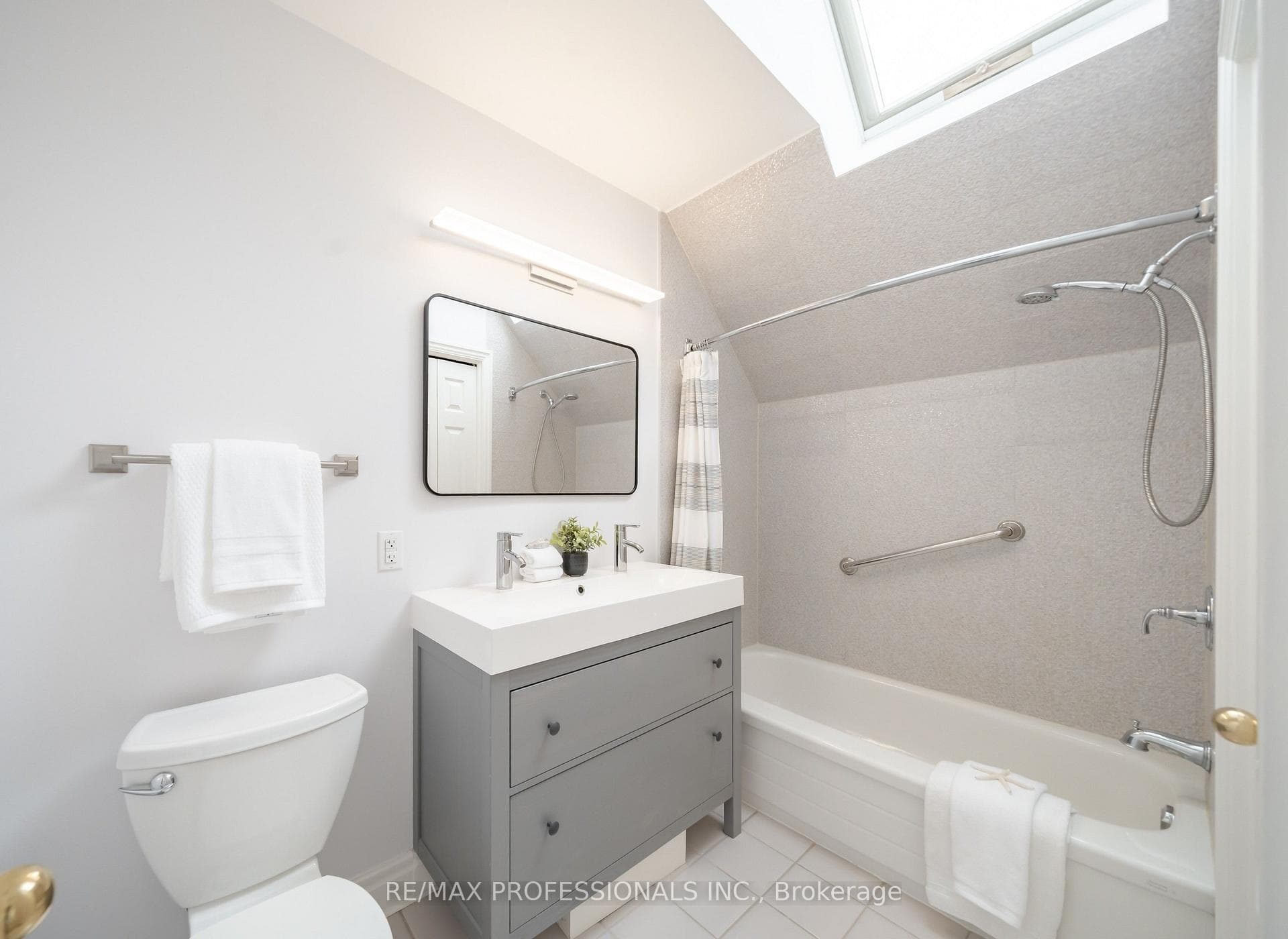 86 Van Dusen Boulevard photo 20