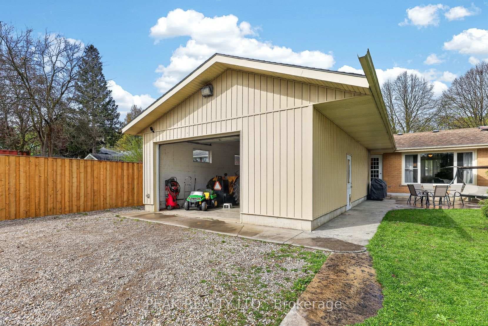 269 Robinson Street photo 17