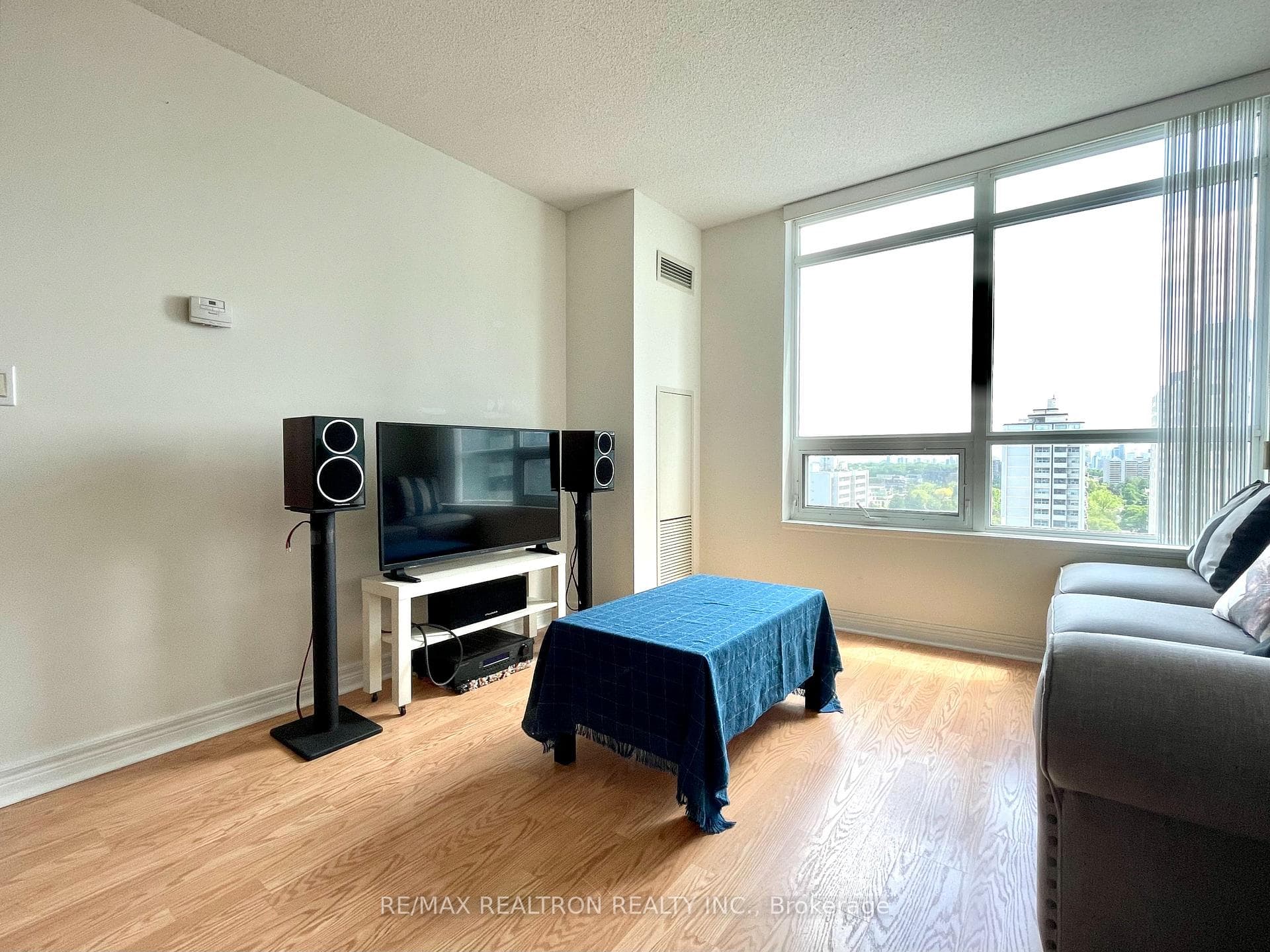 212 Eglinton Avenue Unit 1802 photo 6