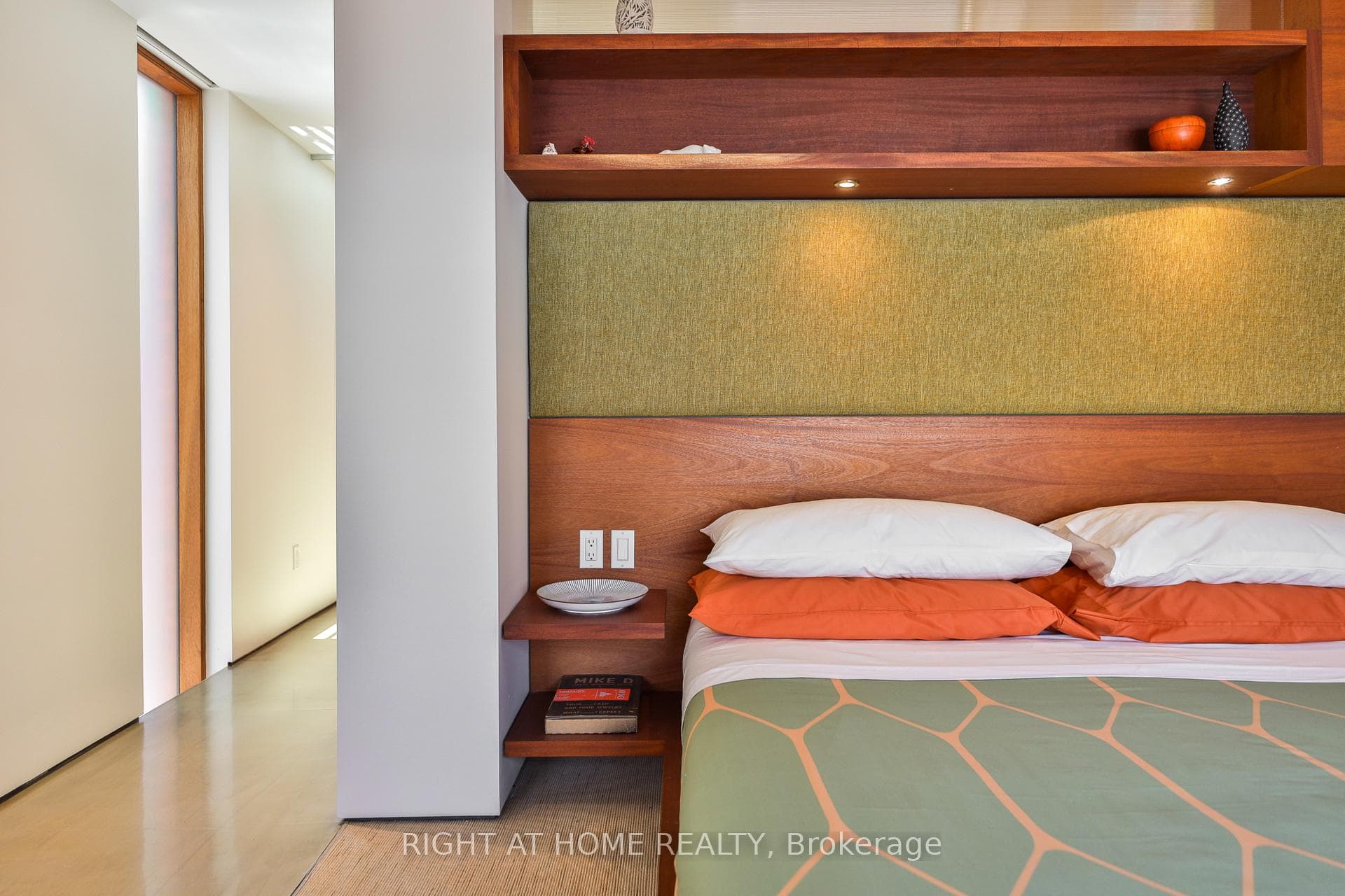 694 Richmond Street photo 18