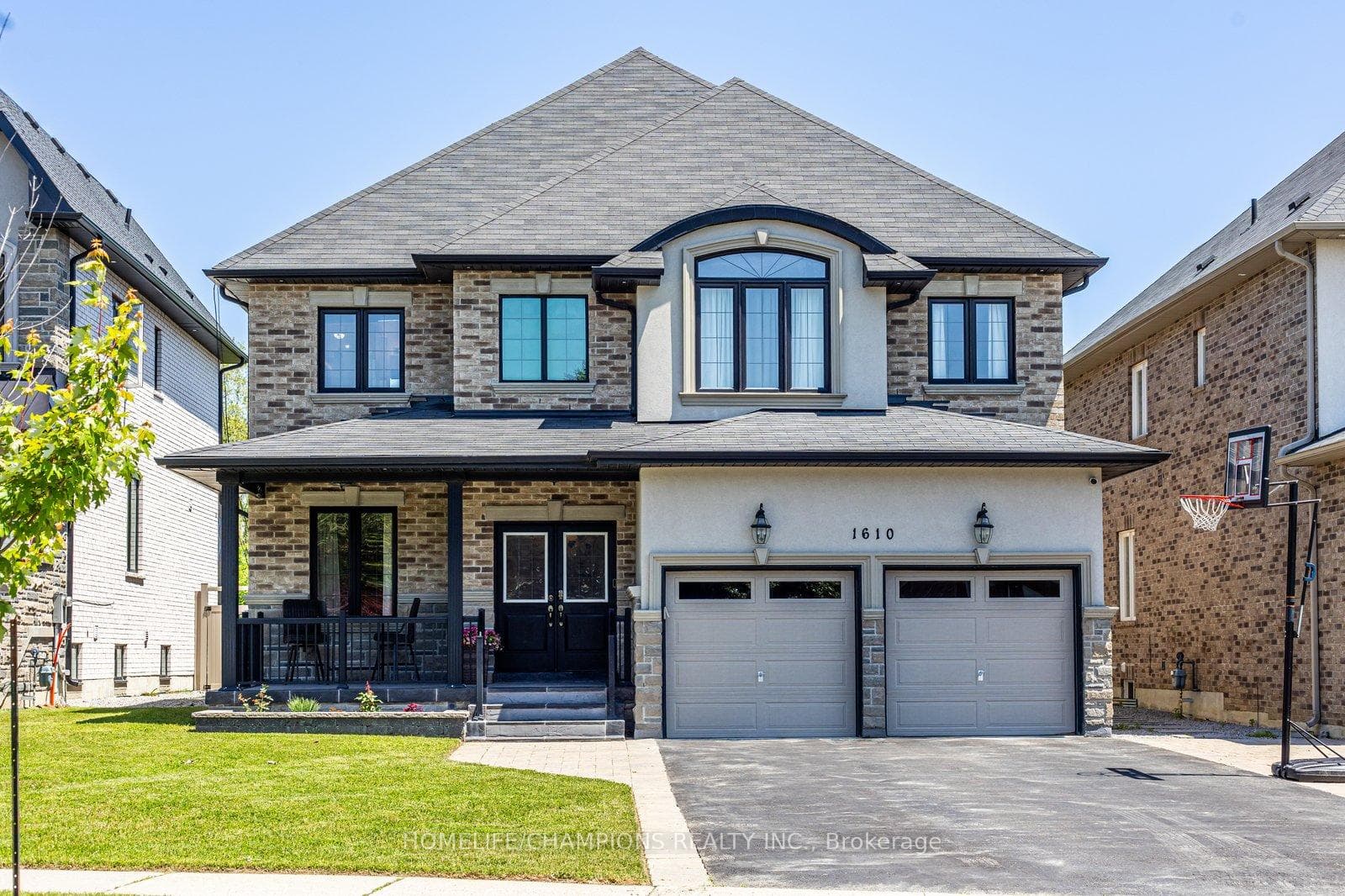 1610 Sandhurst Crescent photo 1