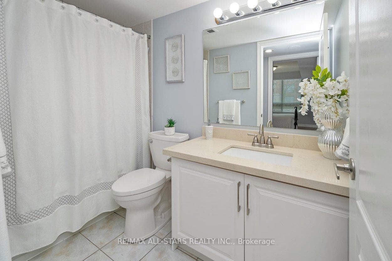 2nd main bathrm w upgraded vanity top.