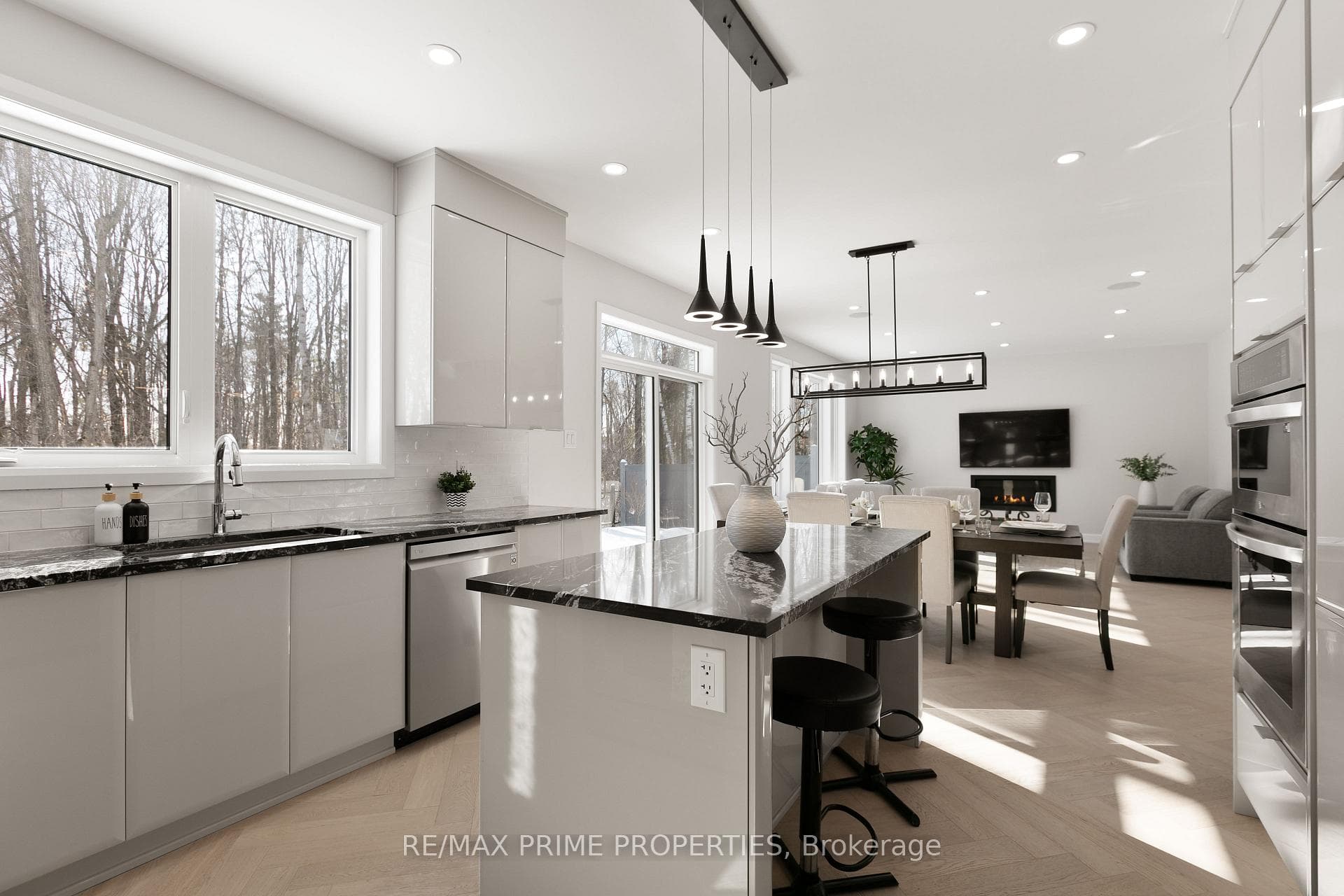 820 MERCIER Crescent photo 19