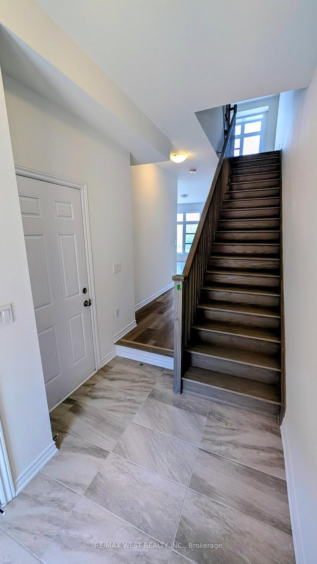 91 Inverary Crescent photo 2
