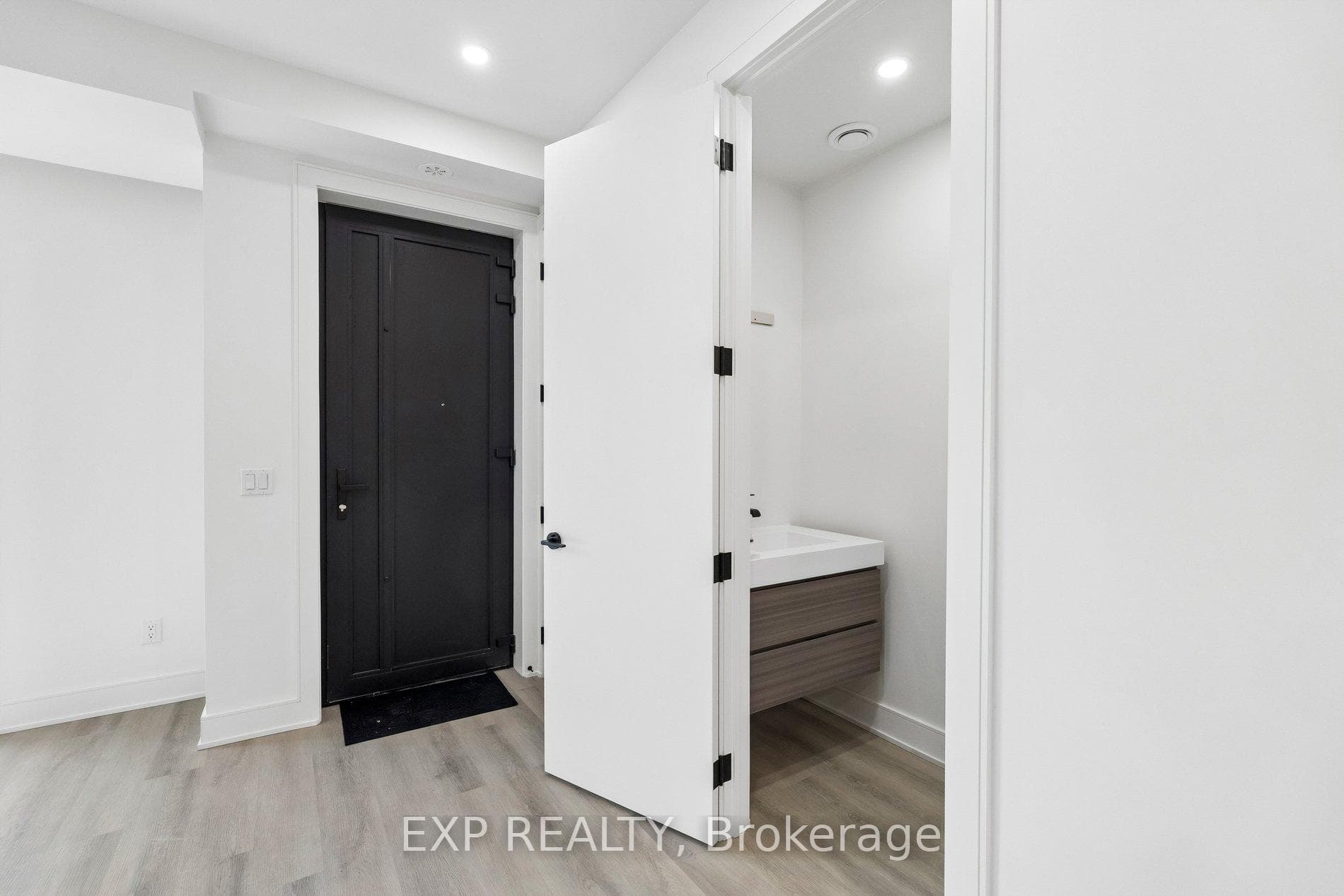 112 EVERETT Common photo 14