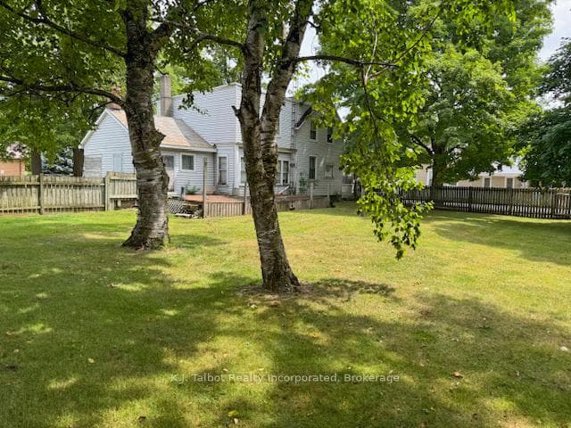 600 Fishleigh Street photo 17
