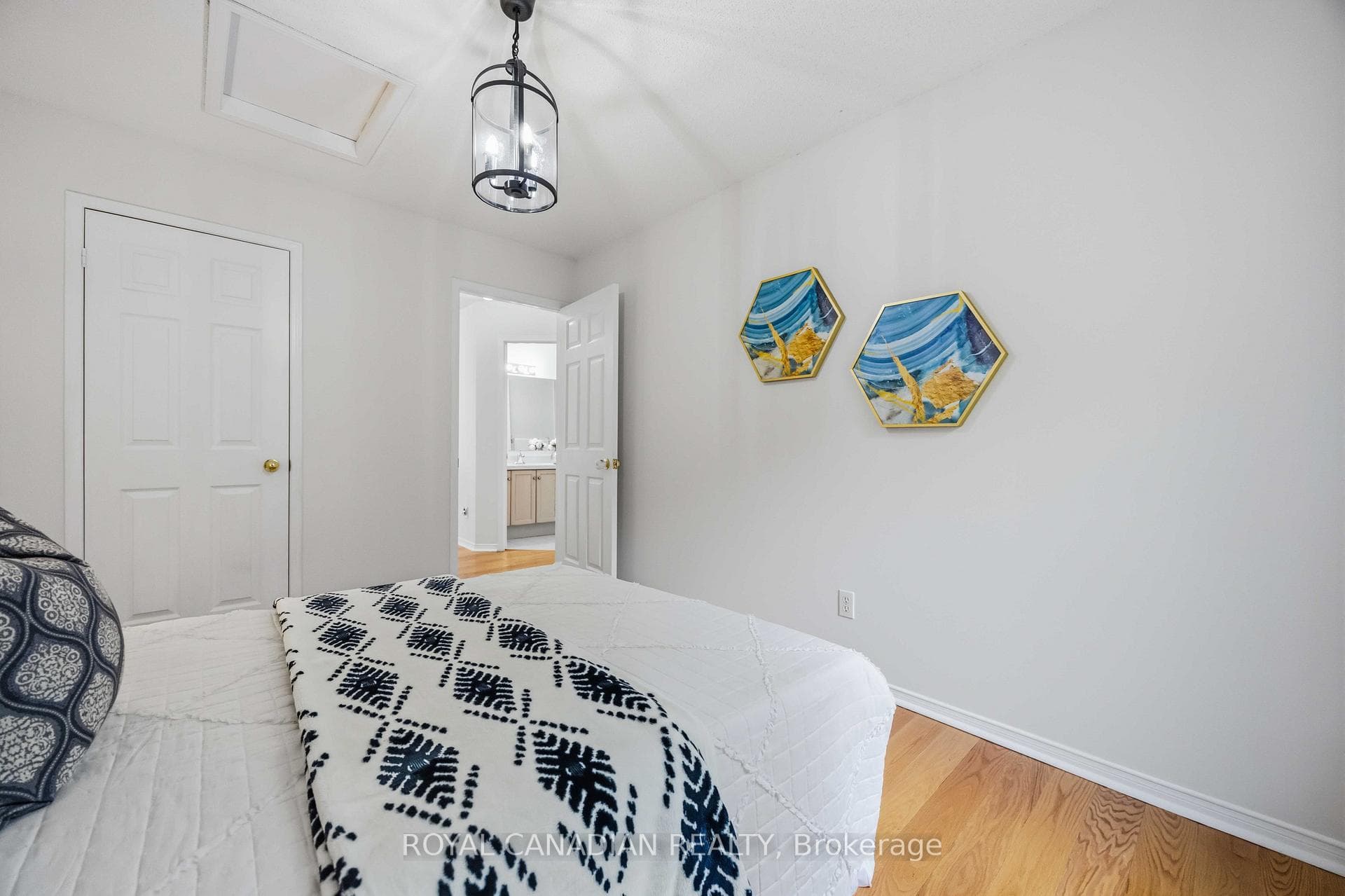 137 Stokely Crescent photo 36