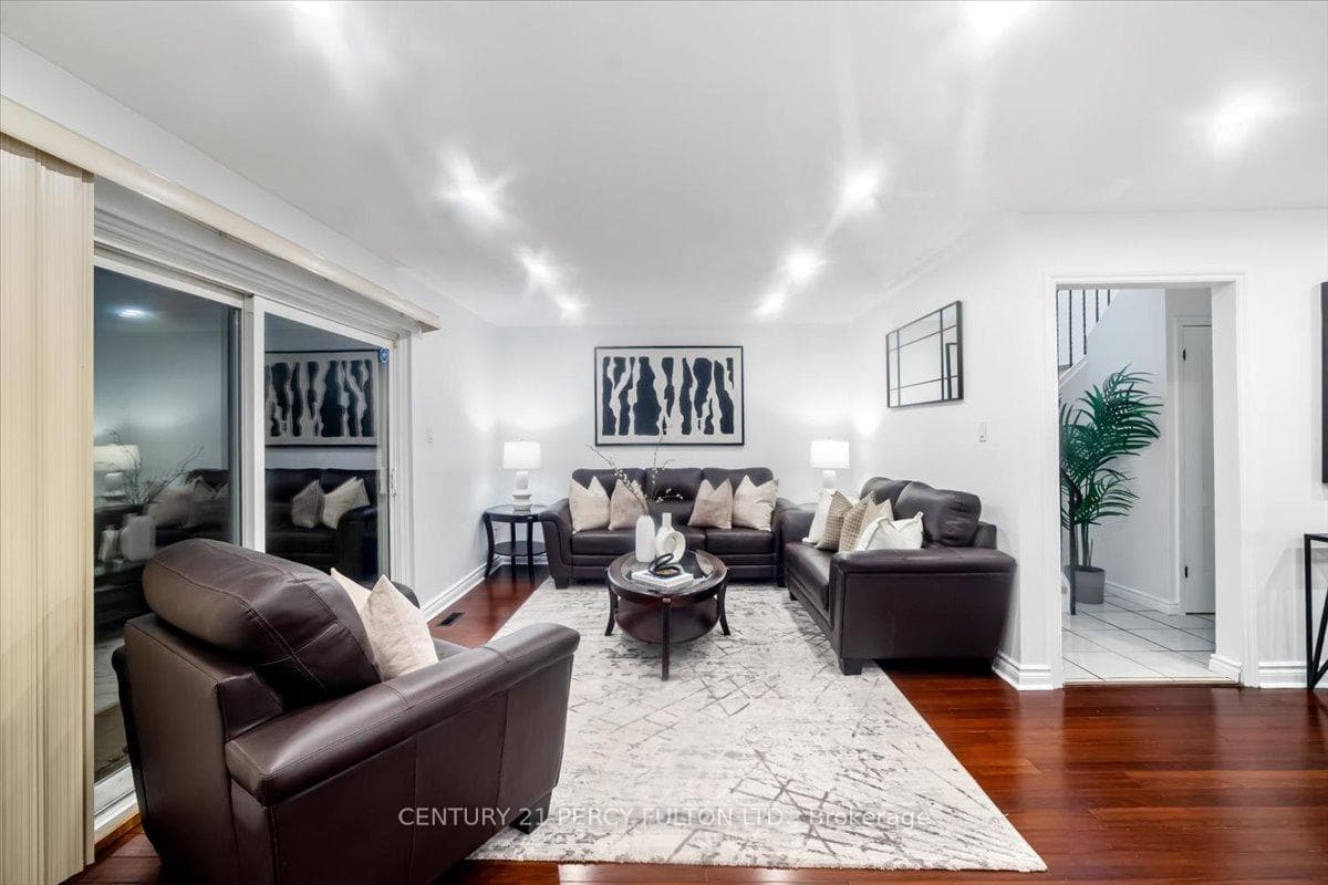 99 Palmdale Dr- living room