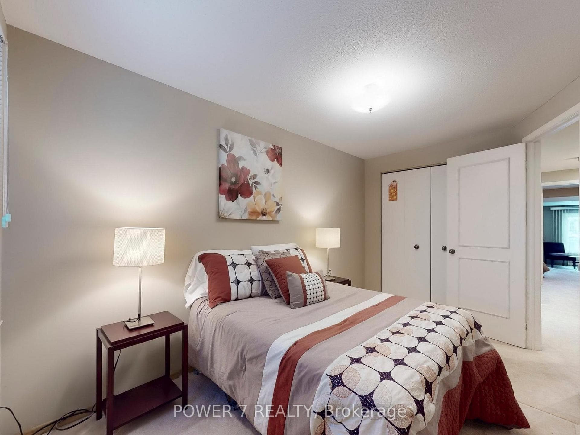 114 SANDYHOOK Square photo 29