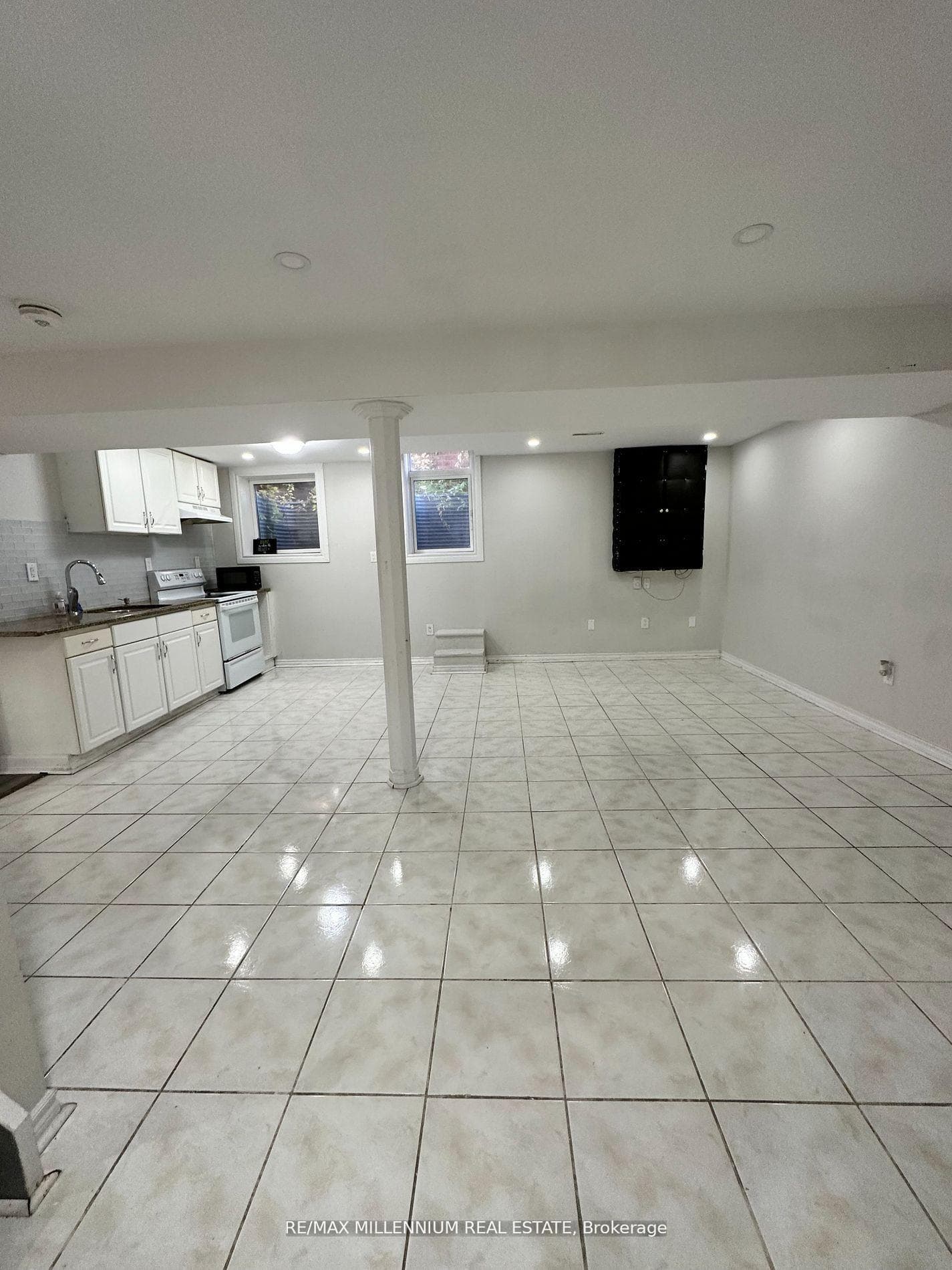90 Whitehaven Drive photo 3