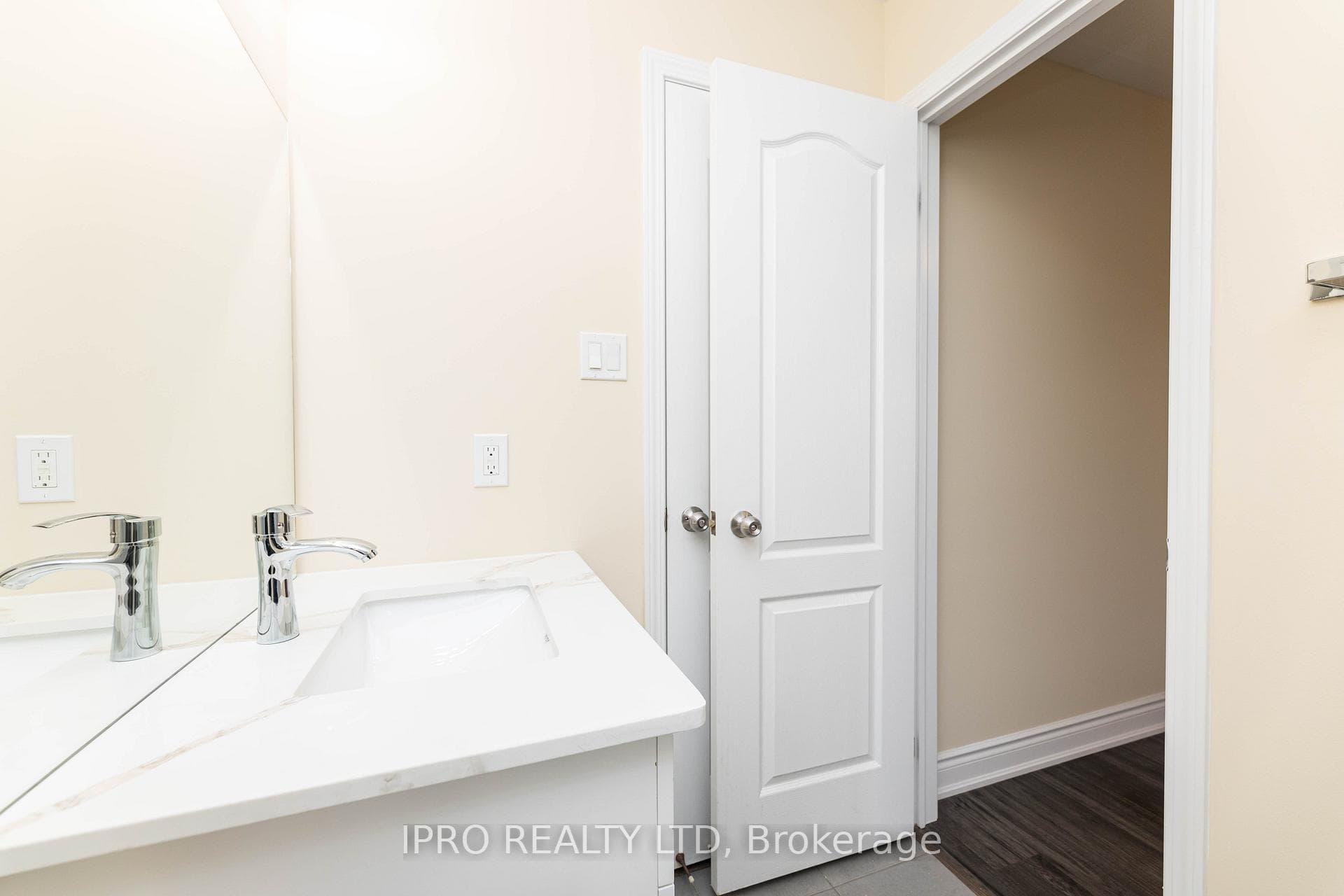 914 Francine Crescent photo 11