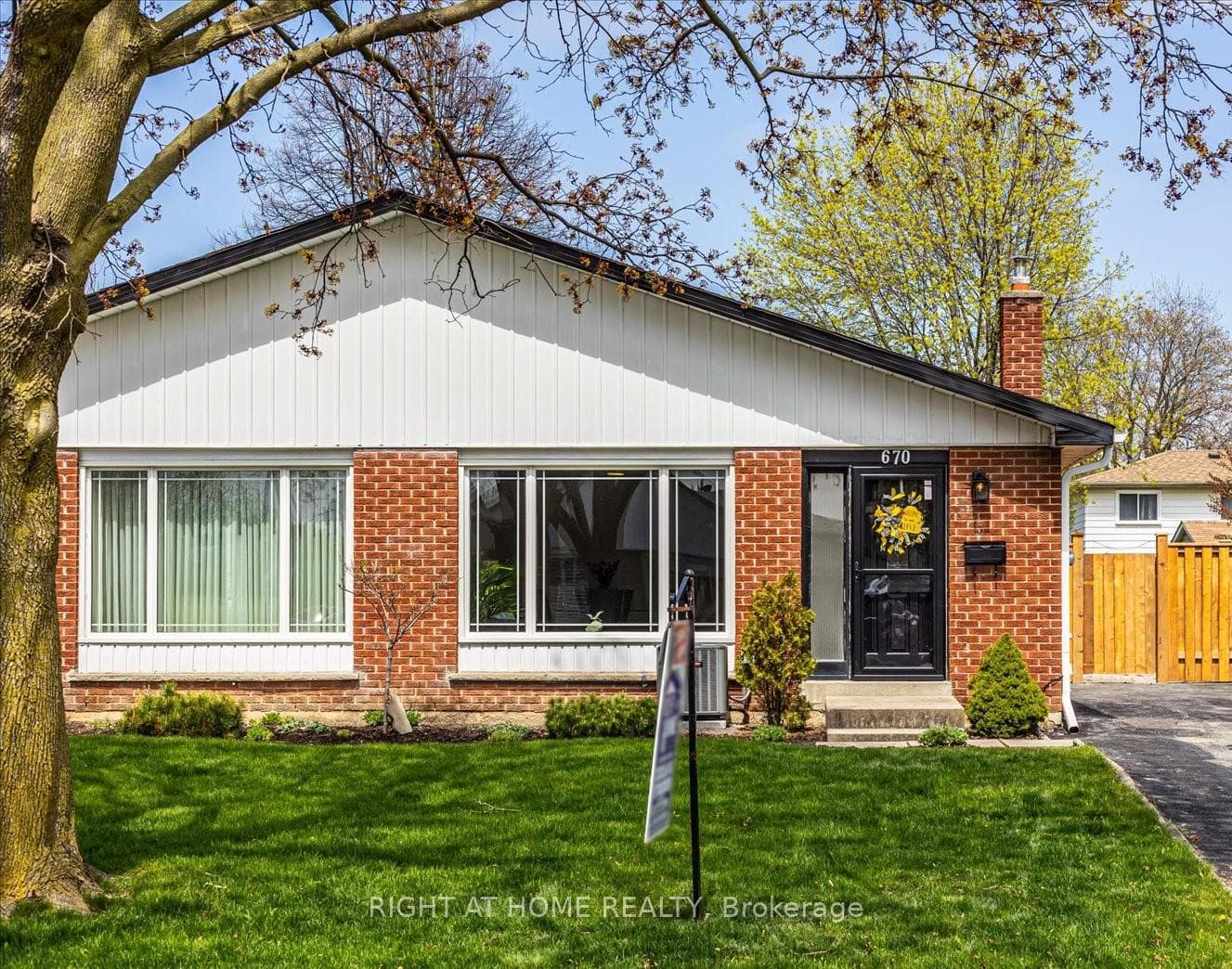 670 Berwick Crescent photo 1