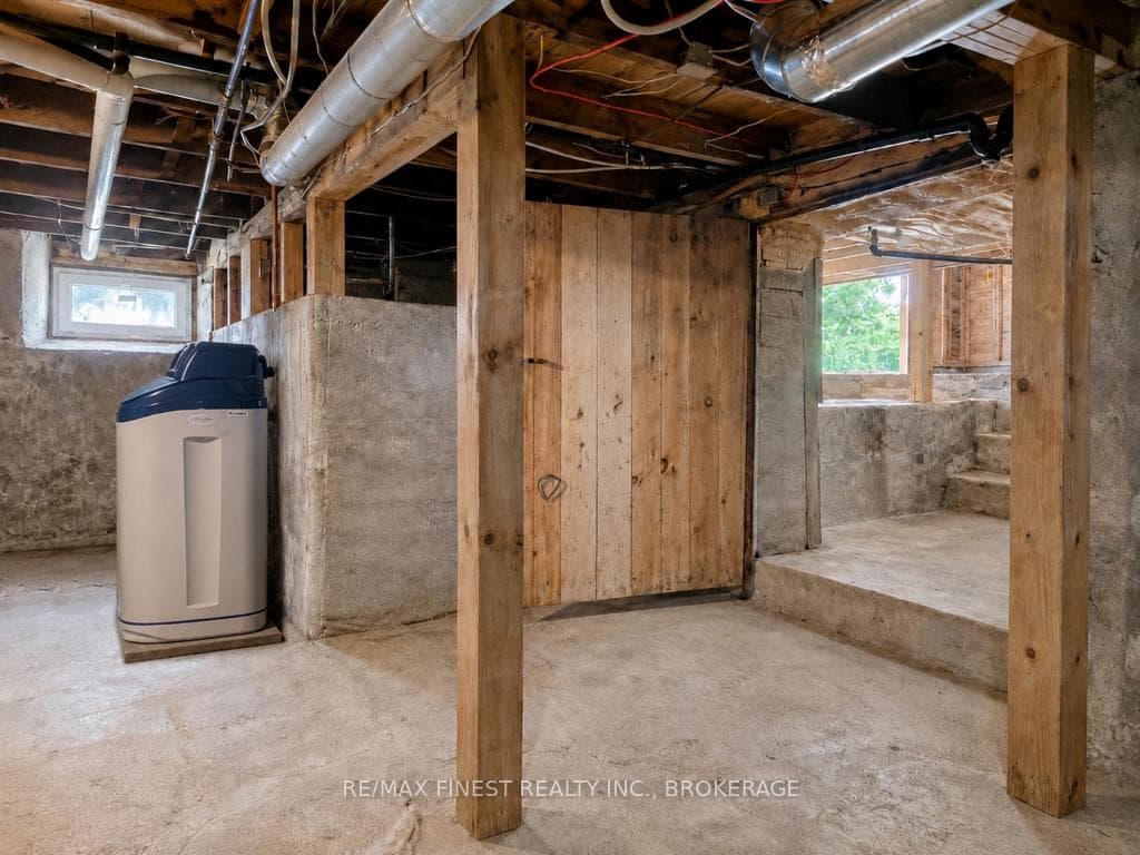 697 Warburton Road photo 23