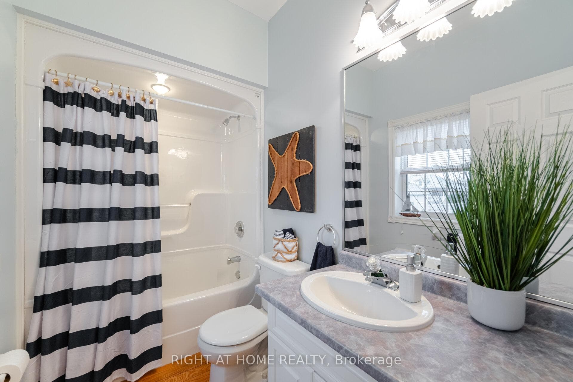 37 Newport Beach Boulevard photo 15