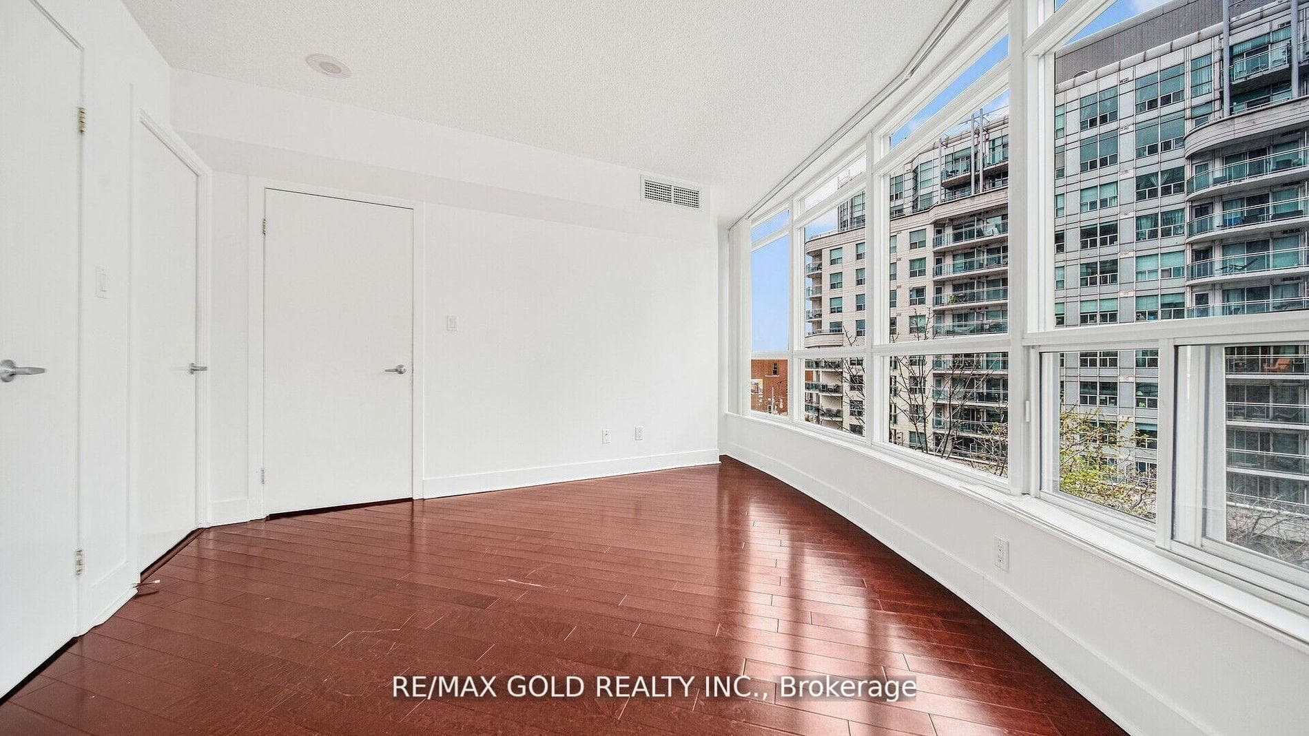 550 Queens Quay Unit 509 photo 29