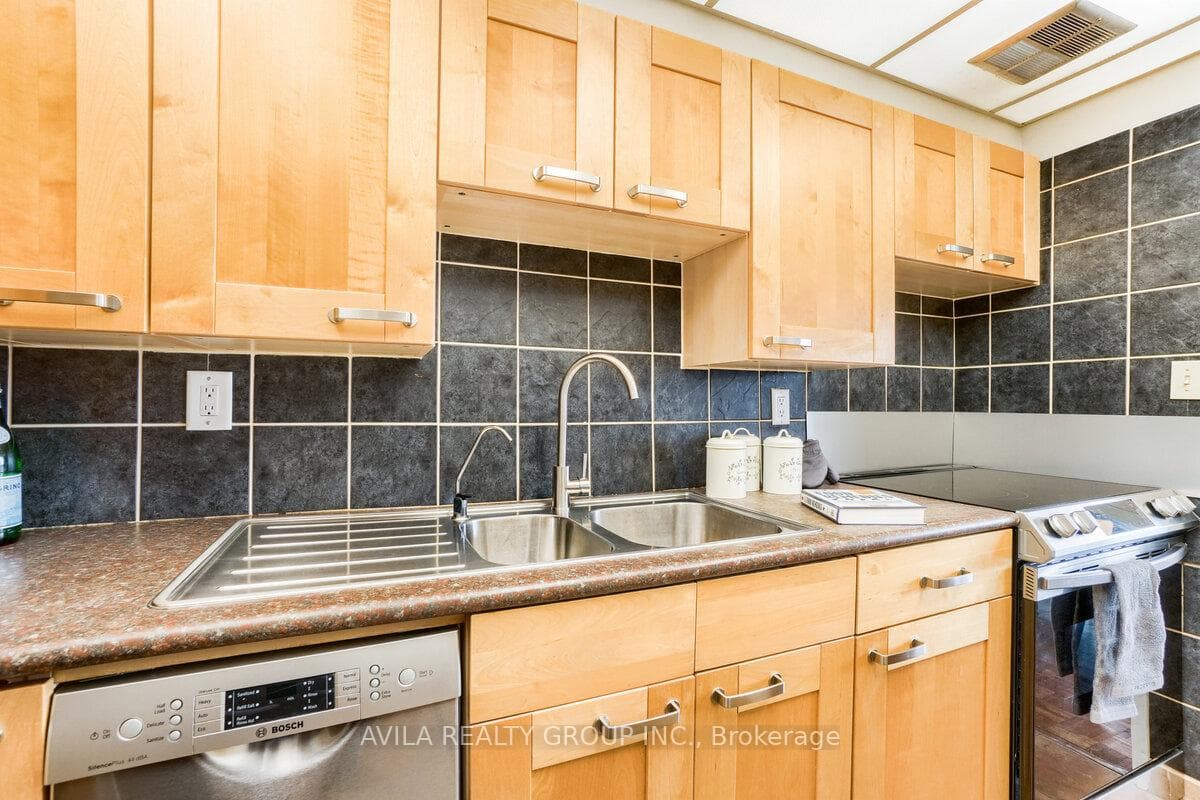 11 Wincott Drive Unit 1915 photo 9