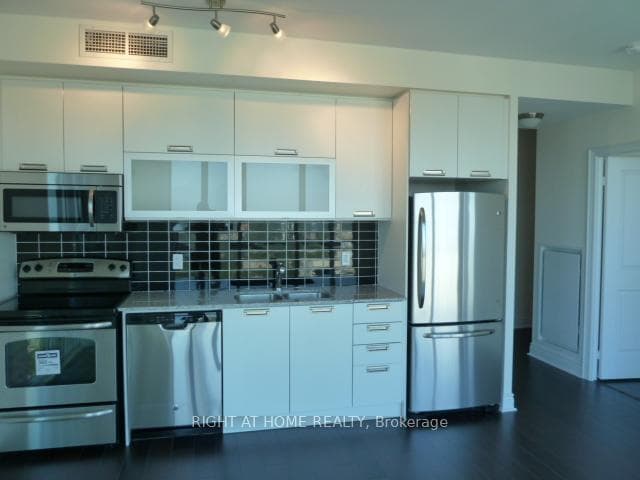 28 TED ROGERS Way Unit 3302 photo 2