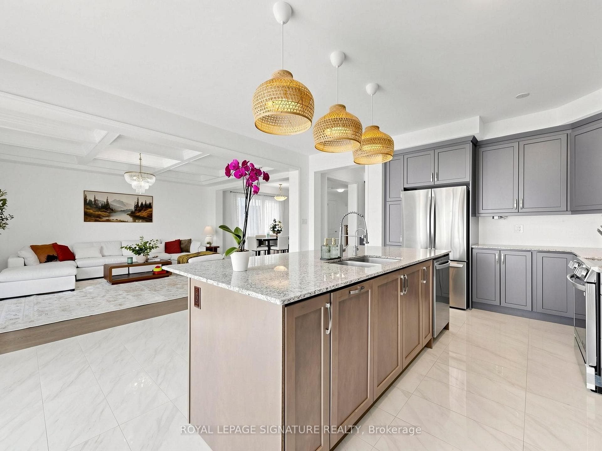 635 Newlove Street photo 9