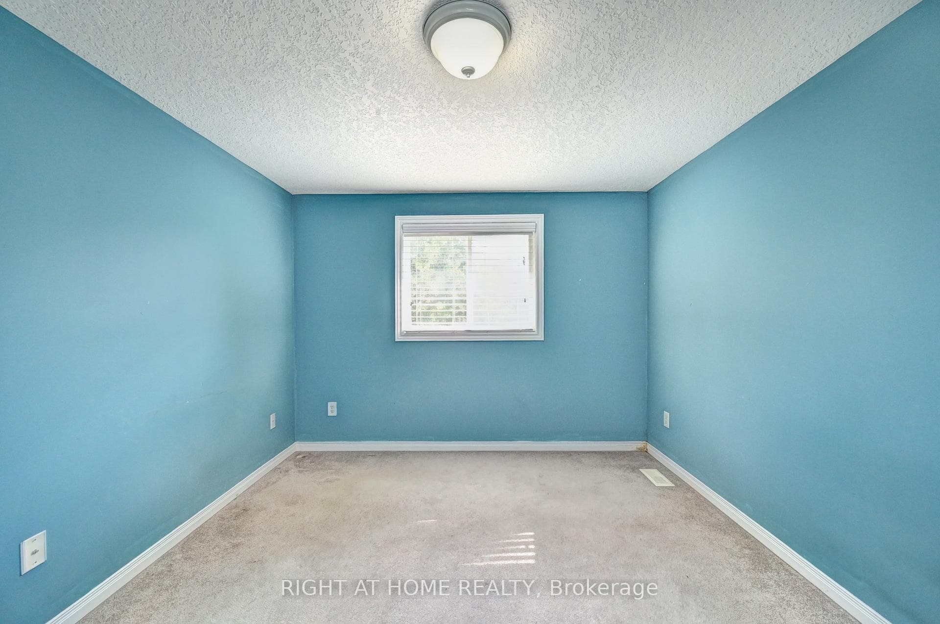 760 Paris Boulevard photo 32
