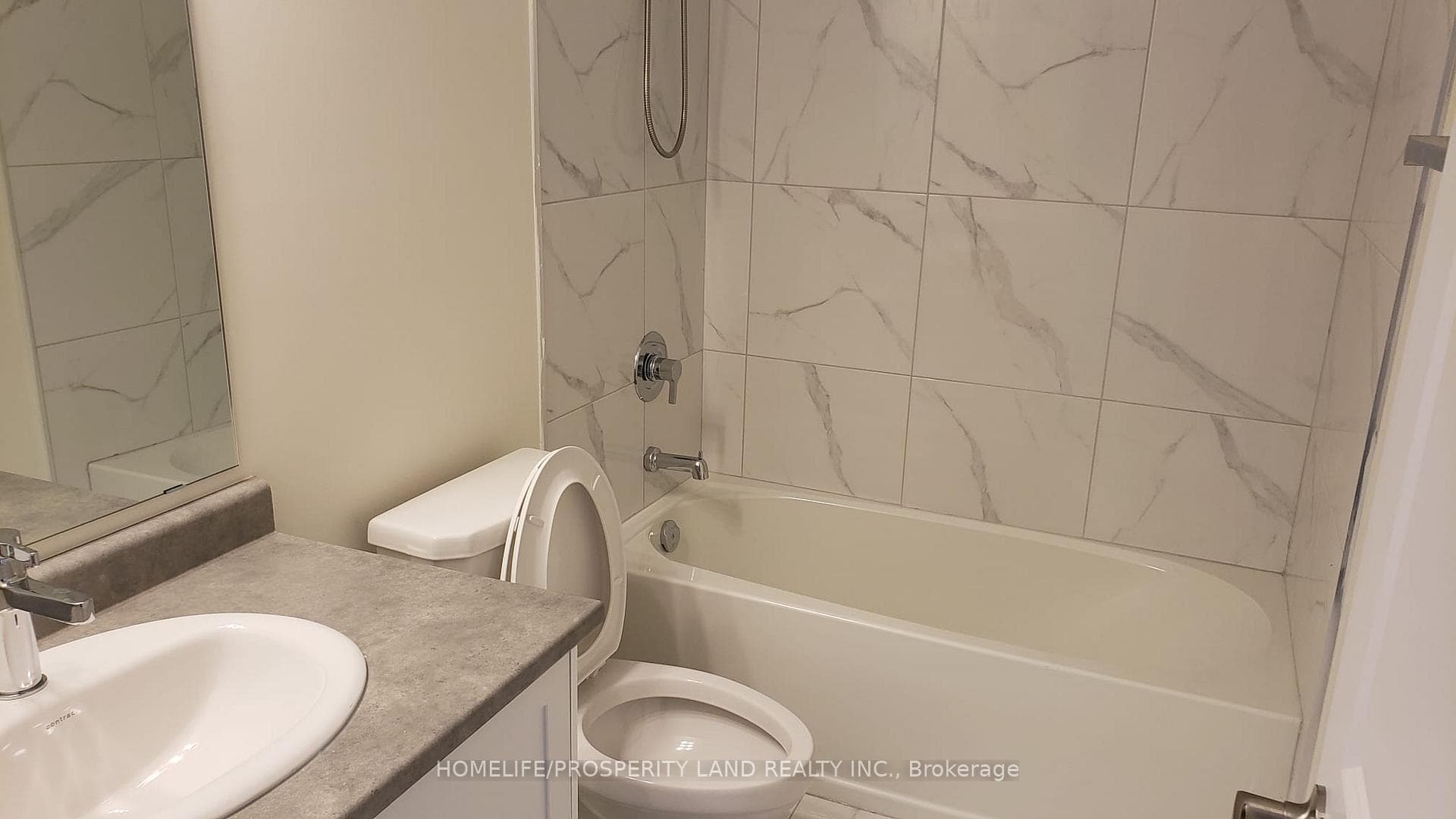 6717 Thickson Road photo 12