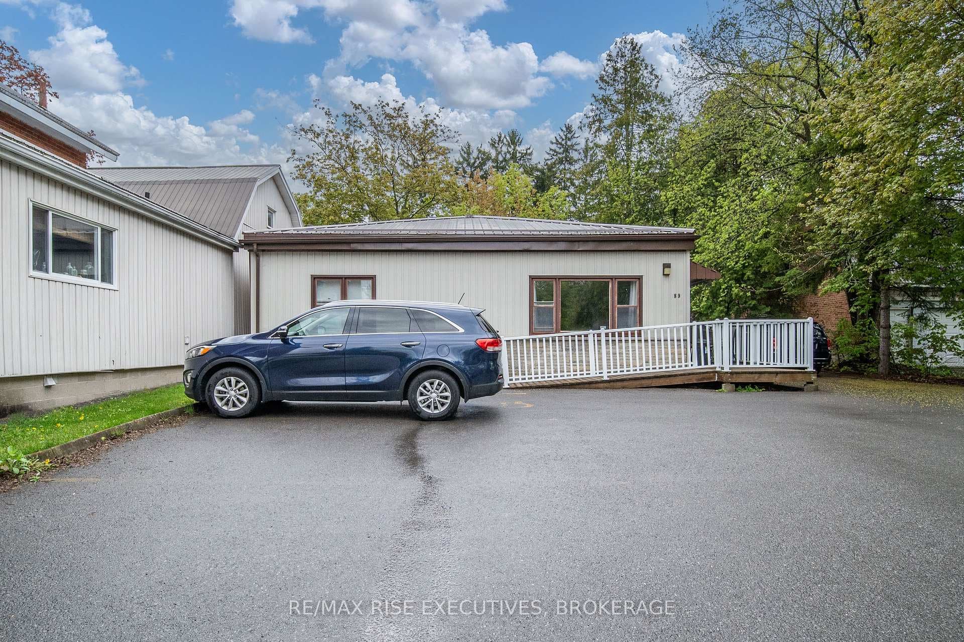 89 DUNDAS Street photo 3