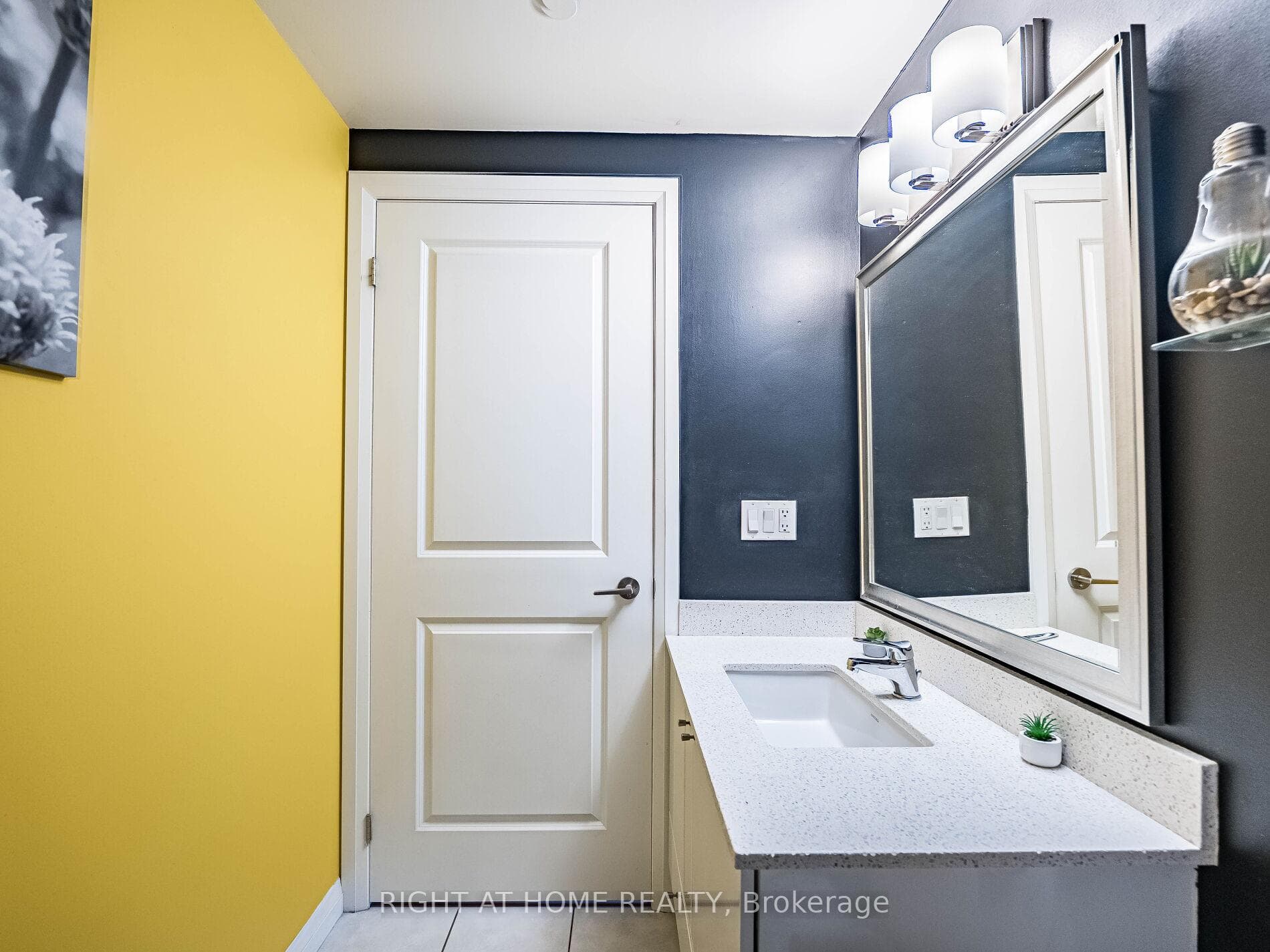 55 Eglinton Avenue Unit 1301 photo 29