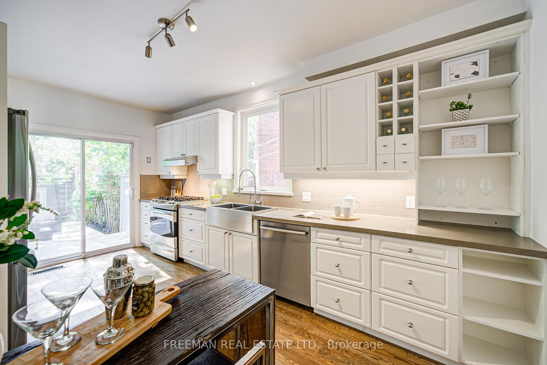 784 Markham Street photo 16