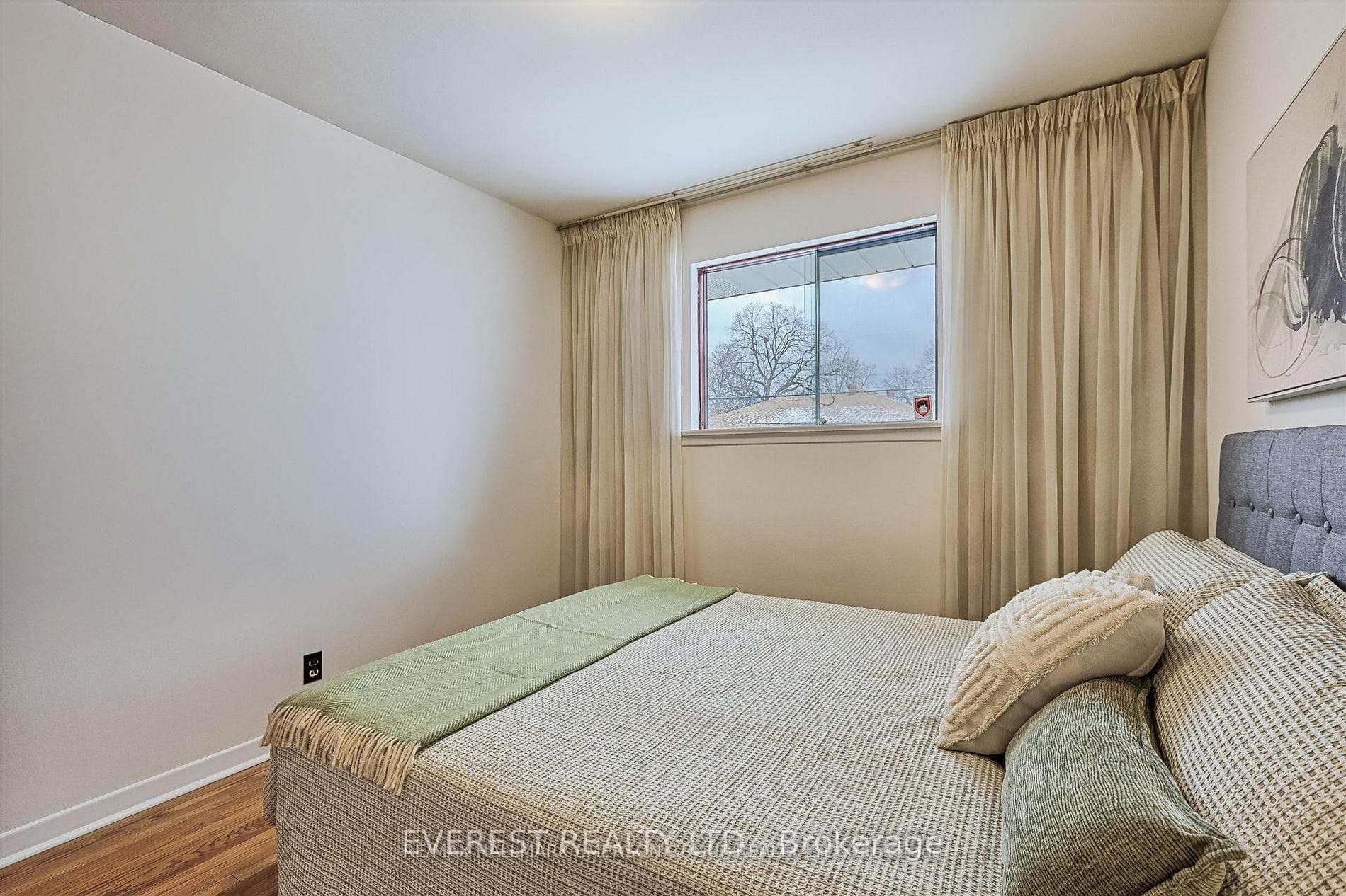 99 Rochman Boulevard photo 6
