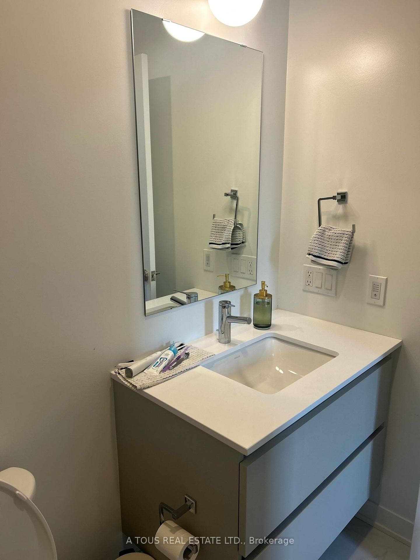 405 Dundas St Street Unit 311 photo 18